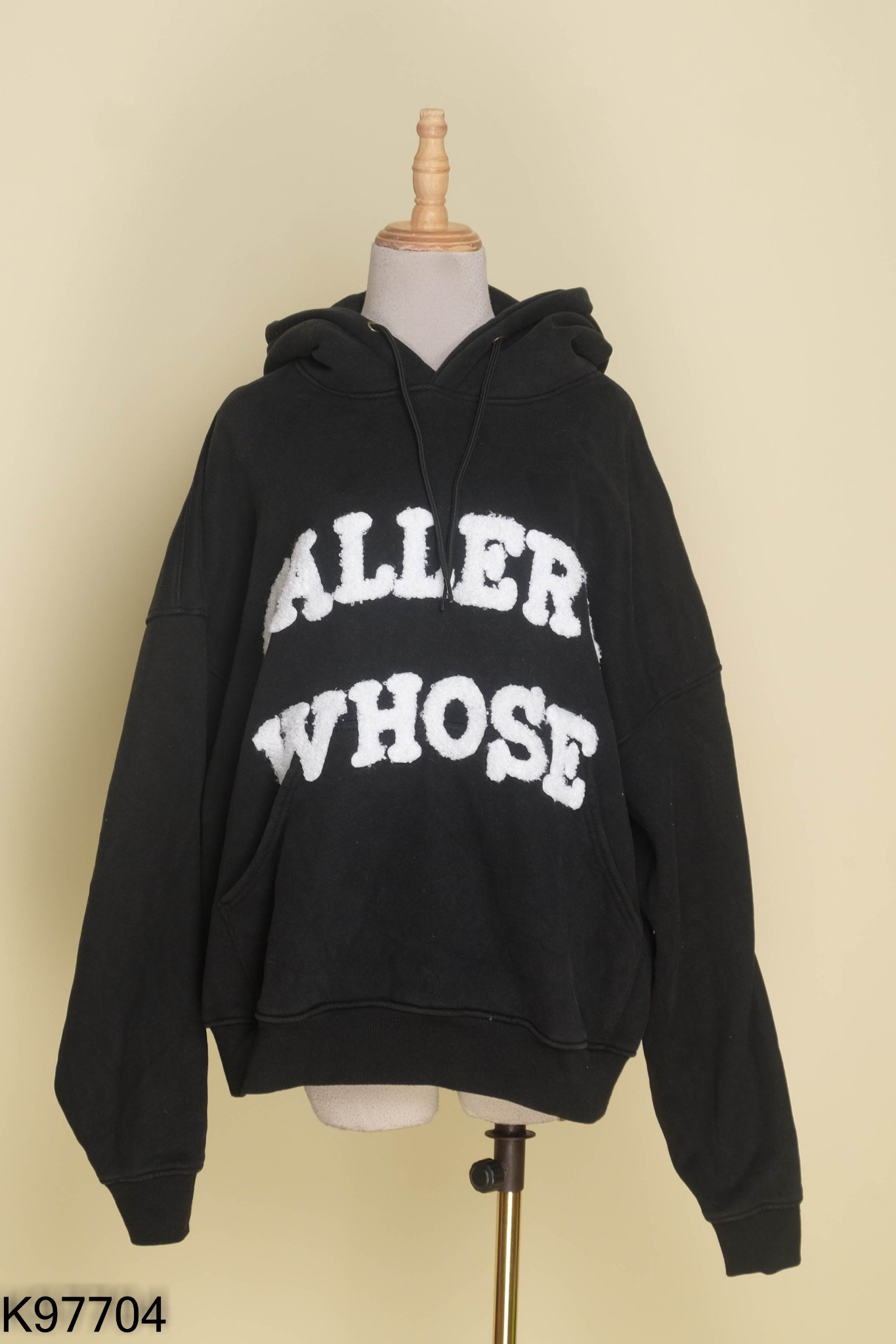 Áo hoodie đen chữ trắng