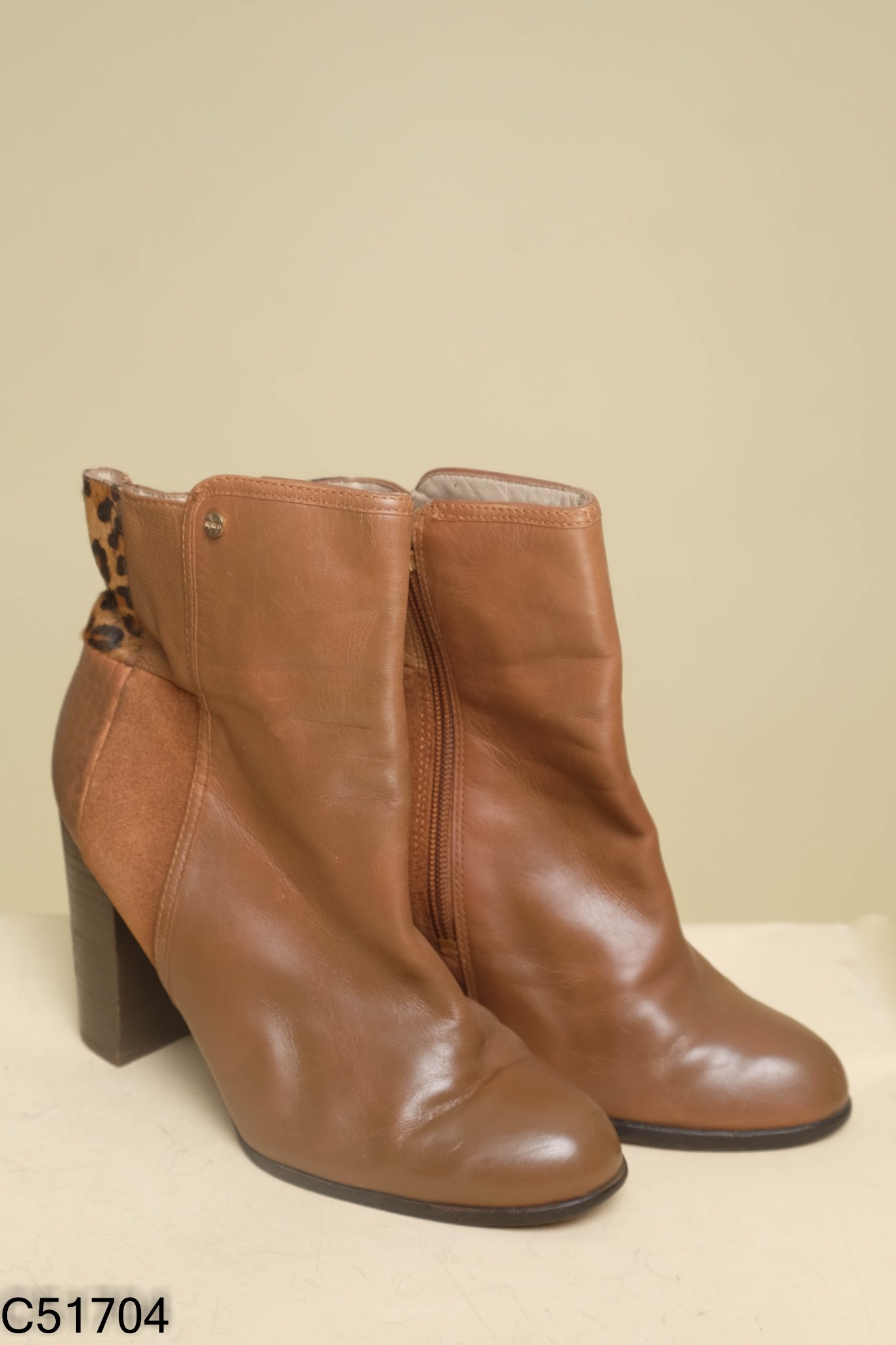 Boots cổ lỡ da nâu