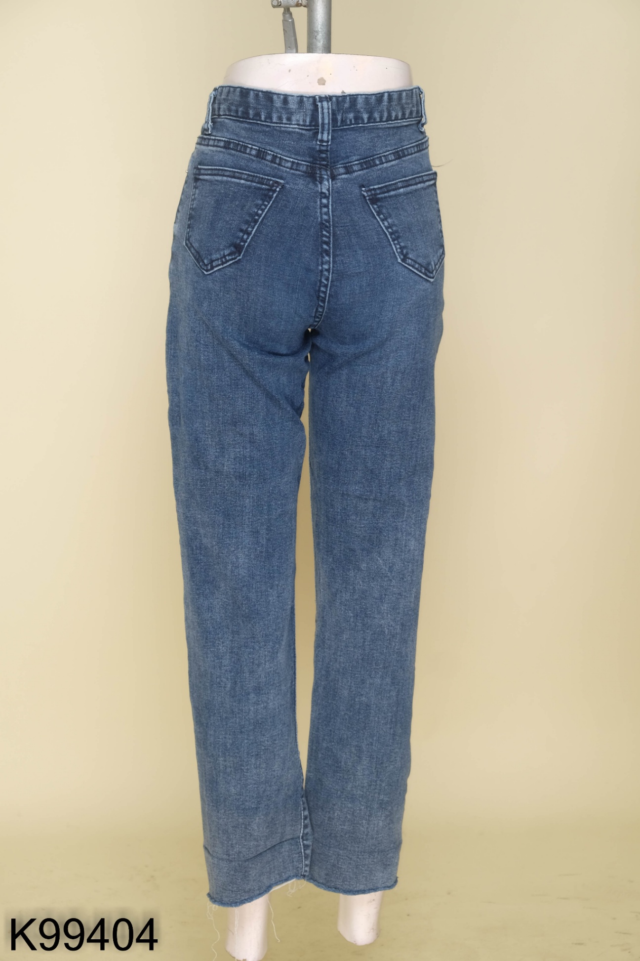 Quần jeans FROMYOUTH xanh cắt gấu
