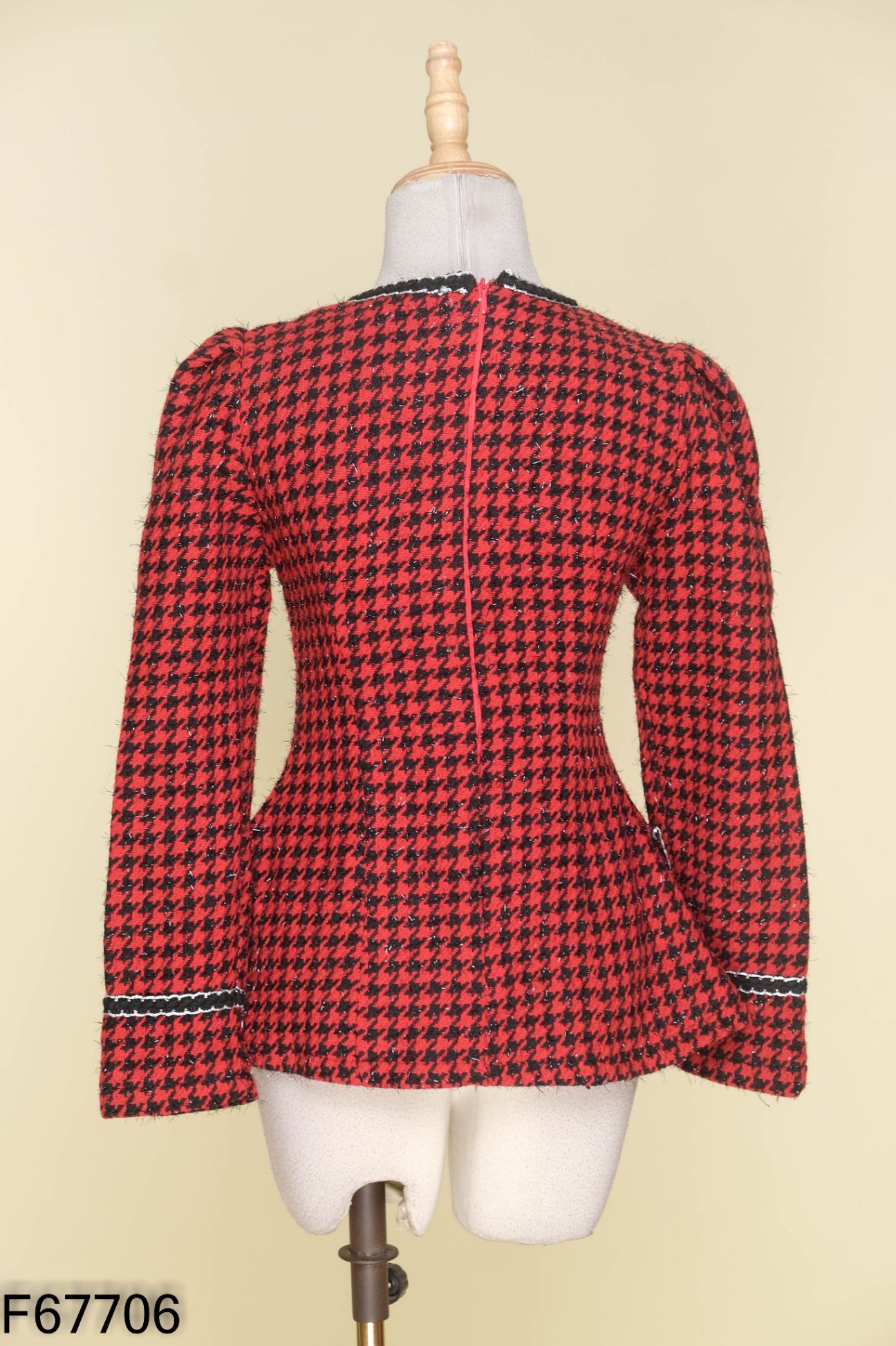 Áo dạ tweed đỏ phối đen họa tiết ziczac