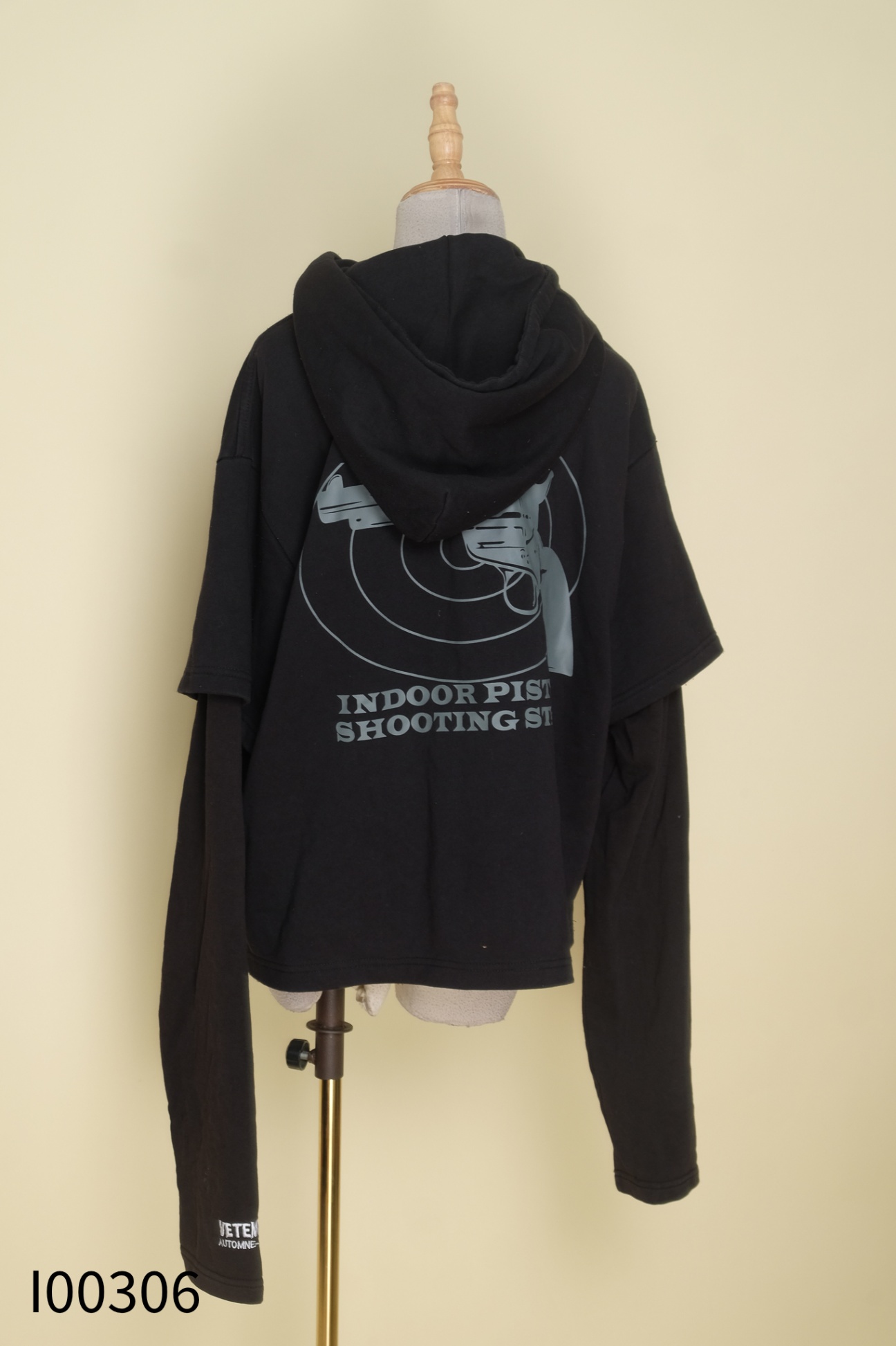 Áo hoodie đen phối chữ