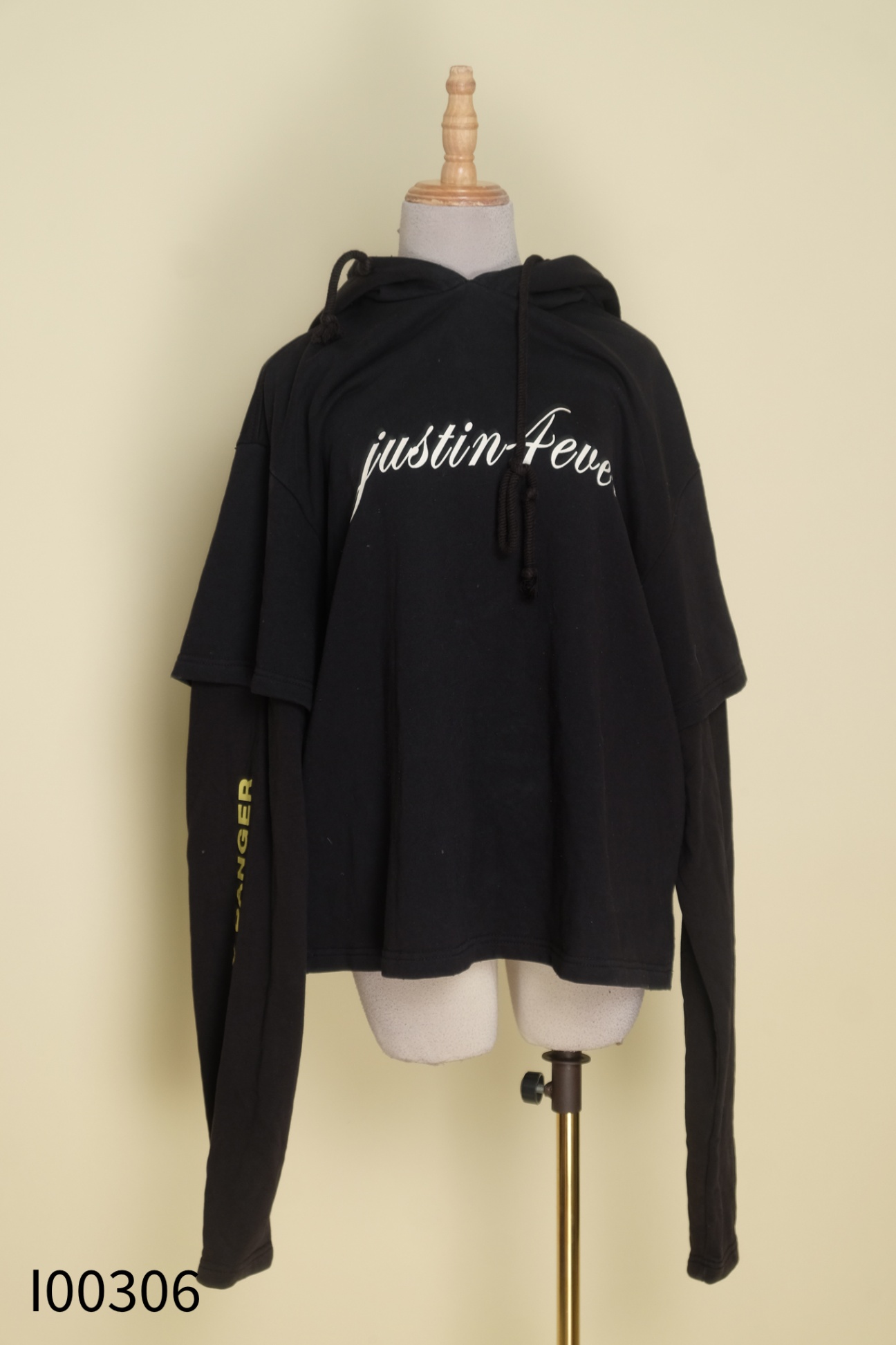 Áo hoodie đen phối chữ