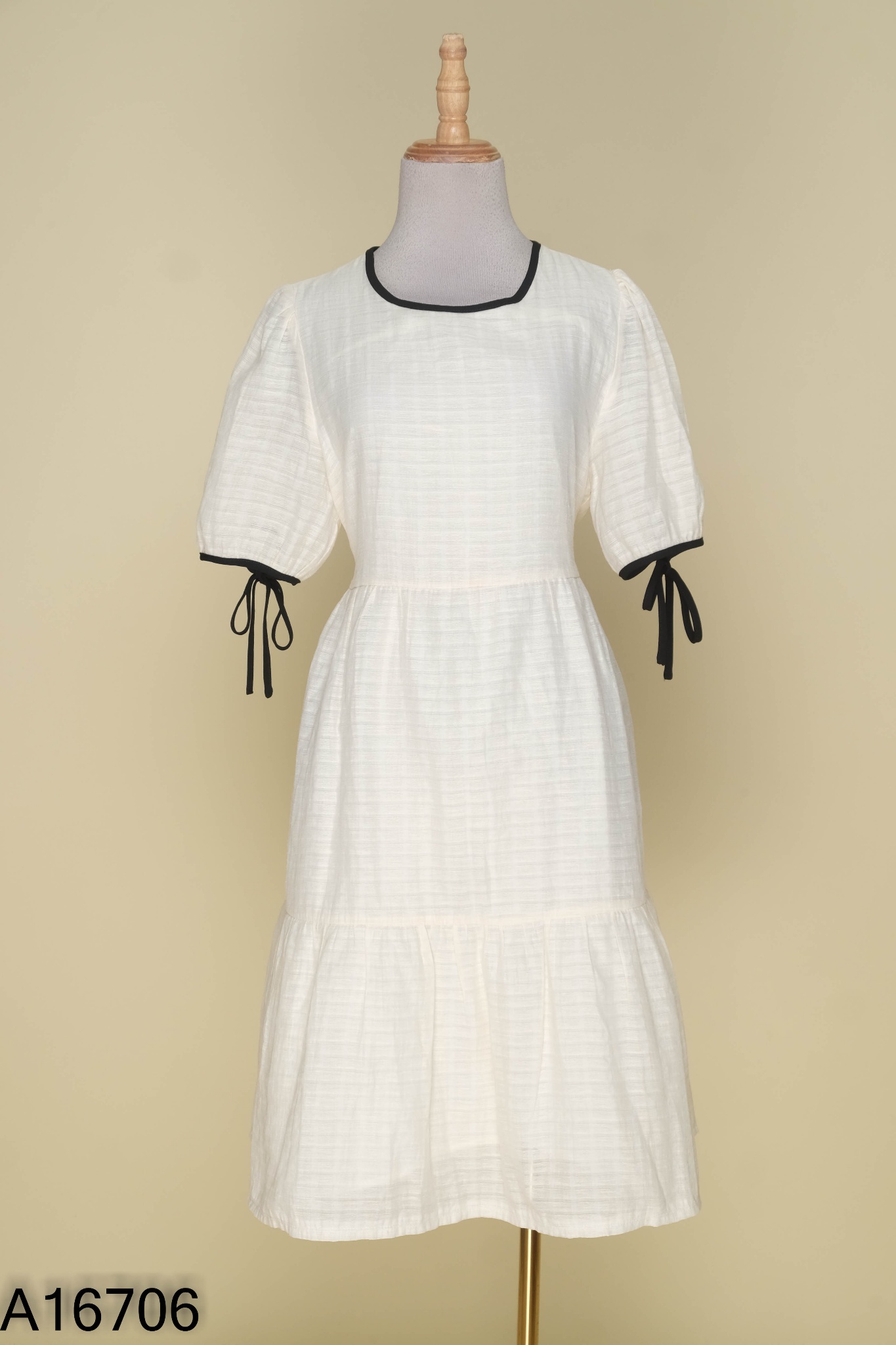 Váy chiffon be viền đen