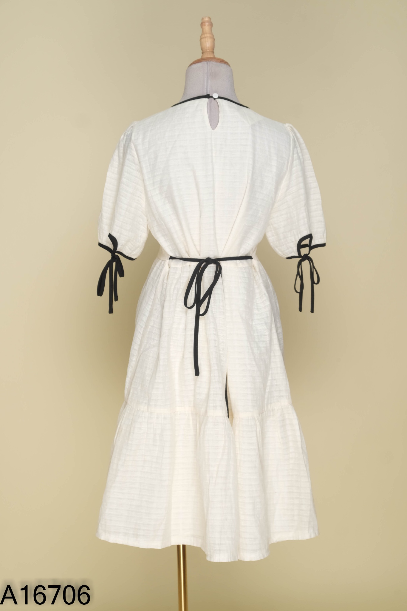 Váy chiffon be viền đen