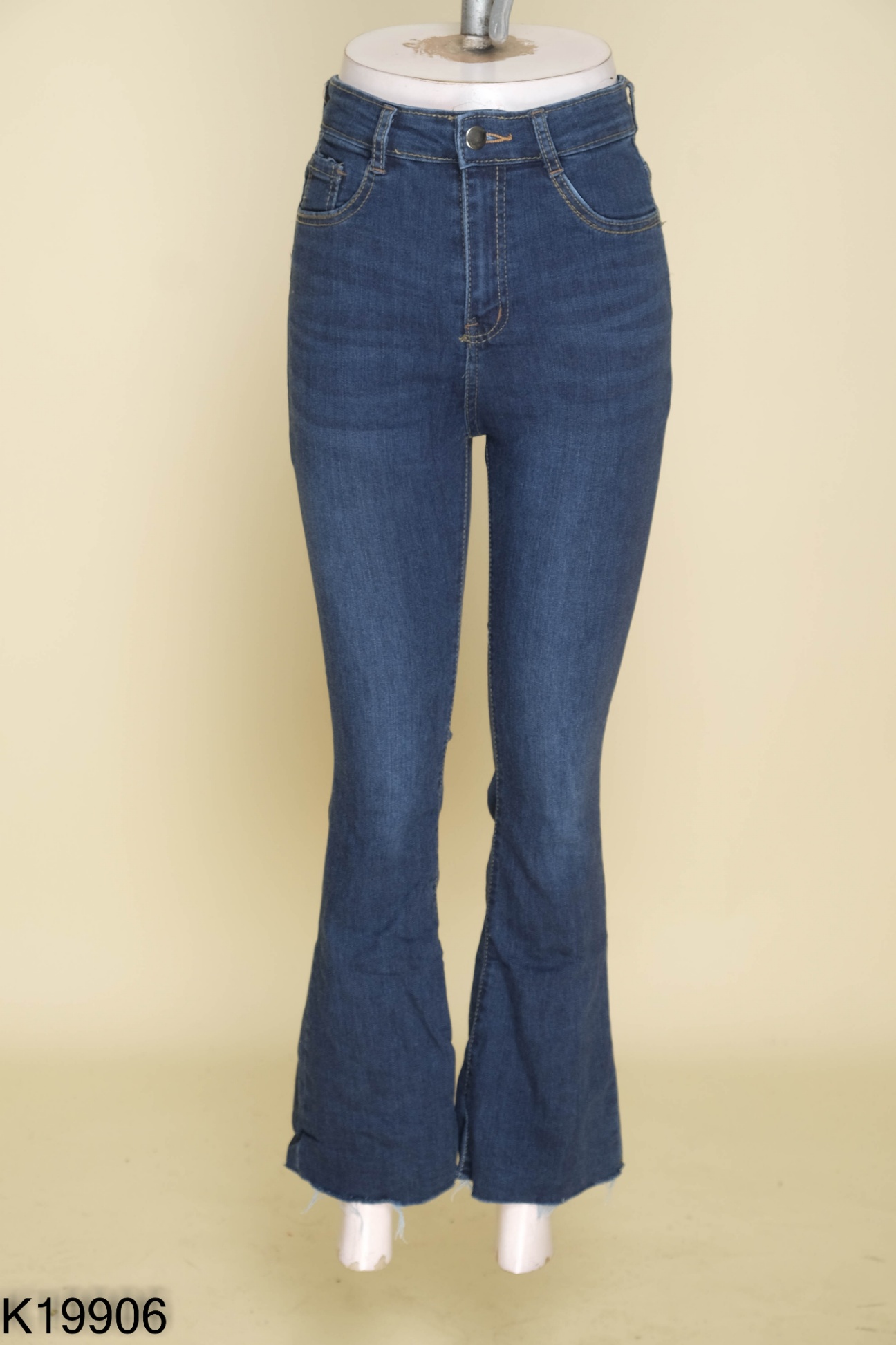 Quần jeans ống loe xanh