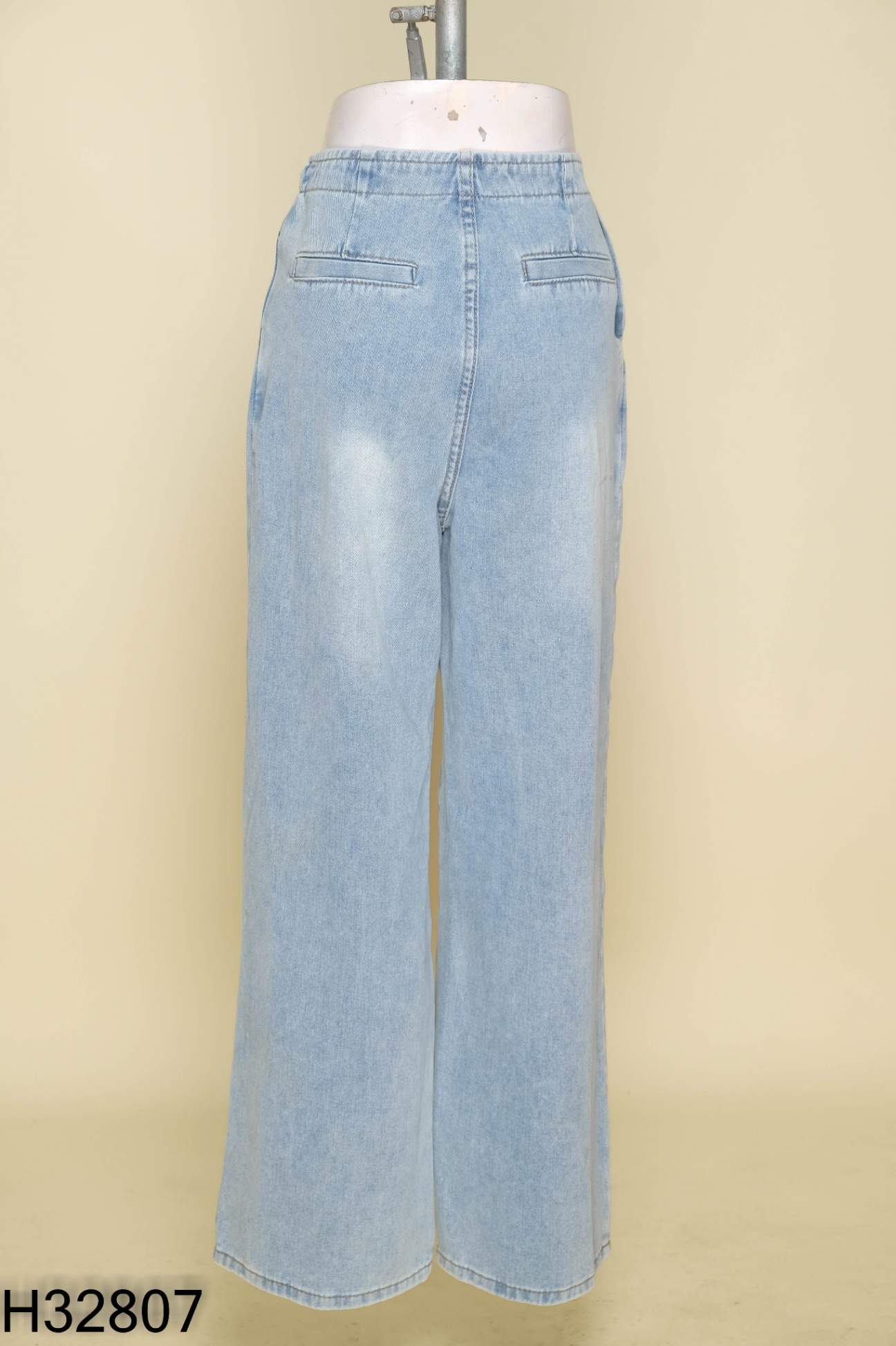 Quần jeans xanh ly eo