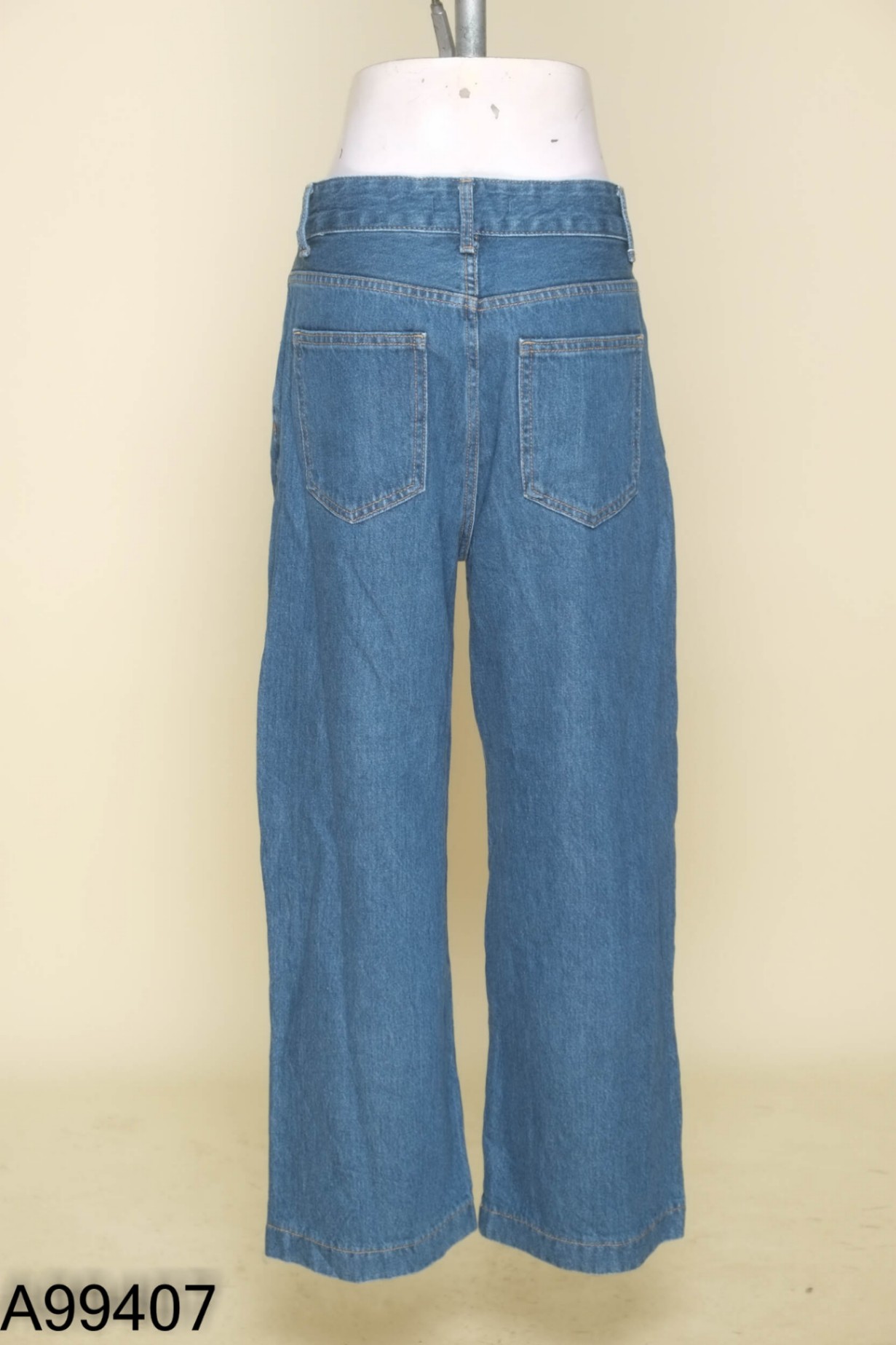 Quần jeans xanh trơn