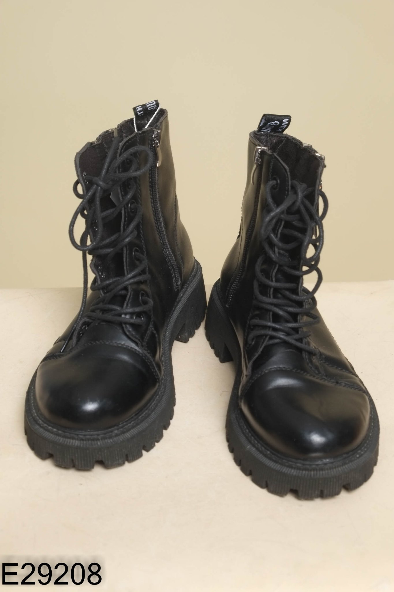 Boots đen phối dây 4P