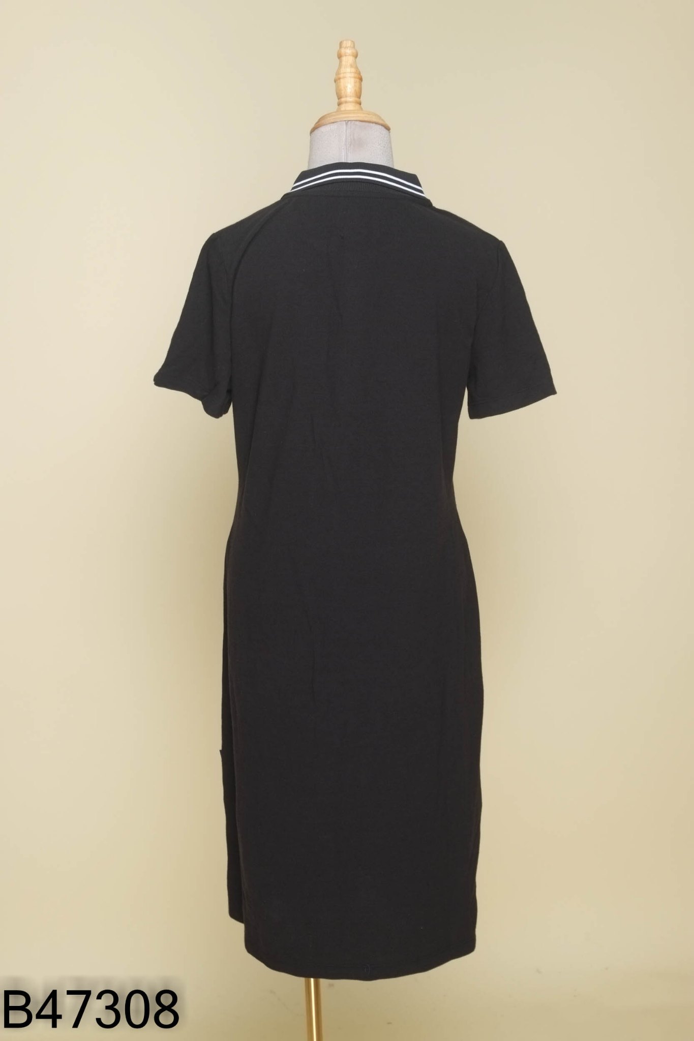 Váy polo đen viền cổ trắng