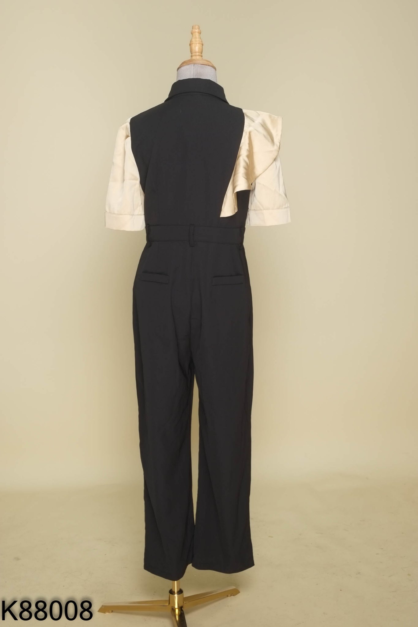 Jumpsuit đen bèo be