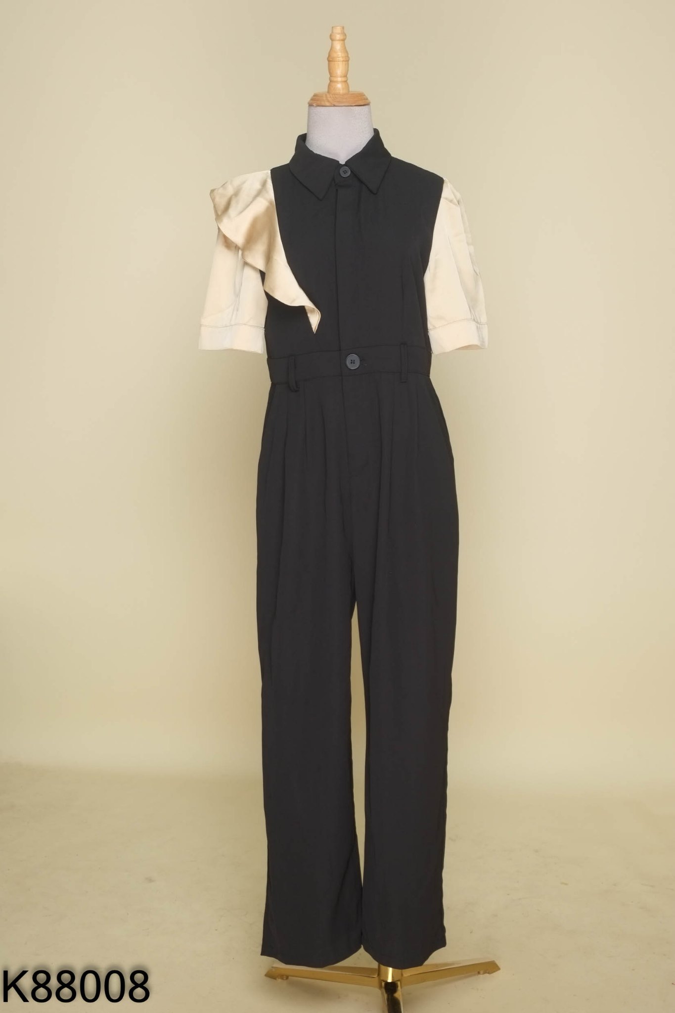 Jumpsuit đen bèo be