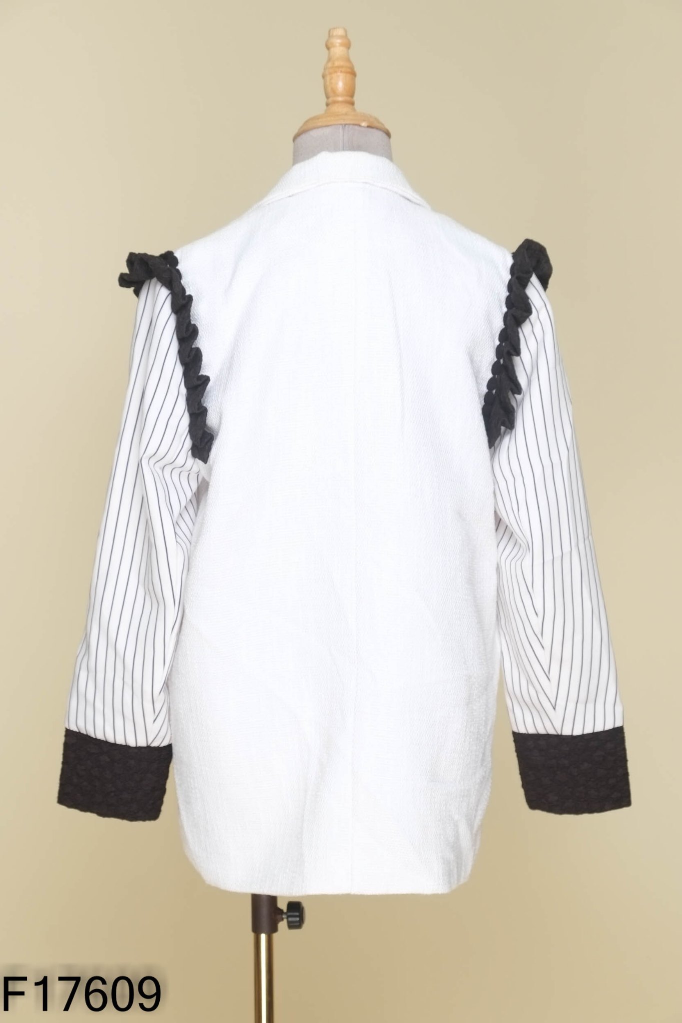 Áo blazers dạ trắng phối đen