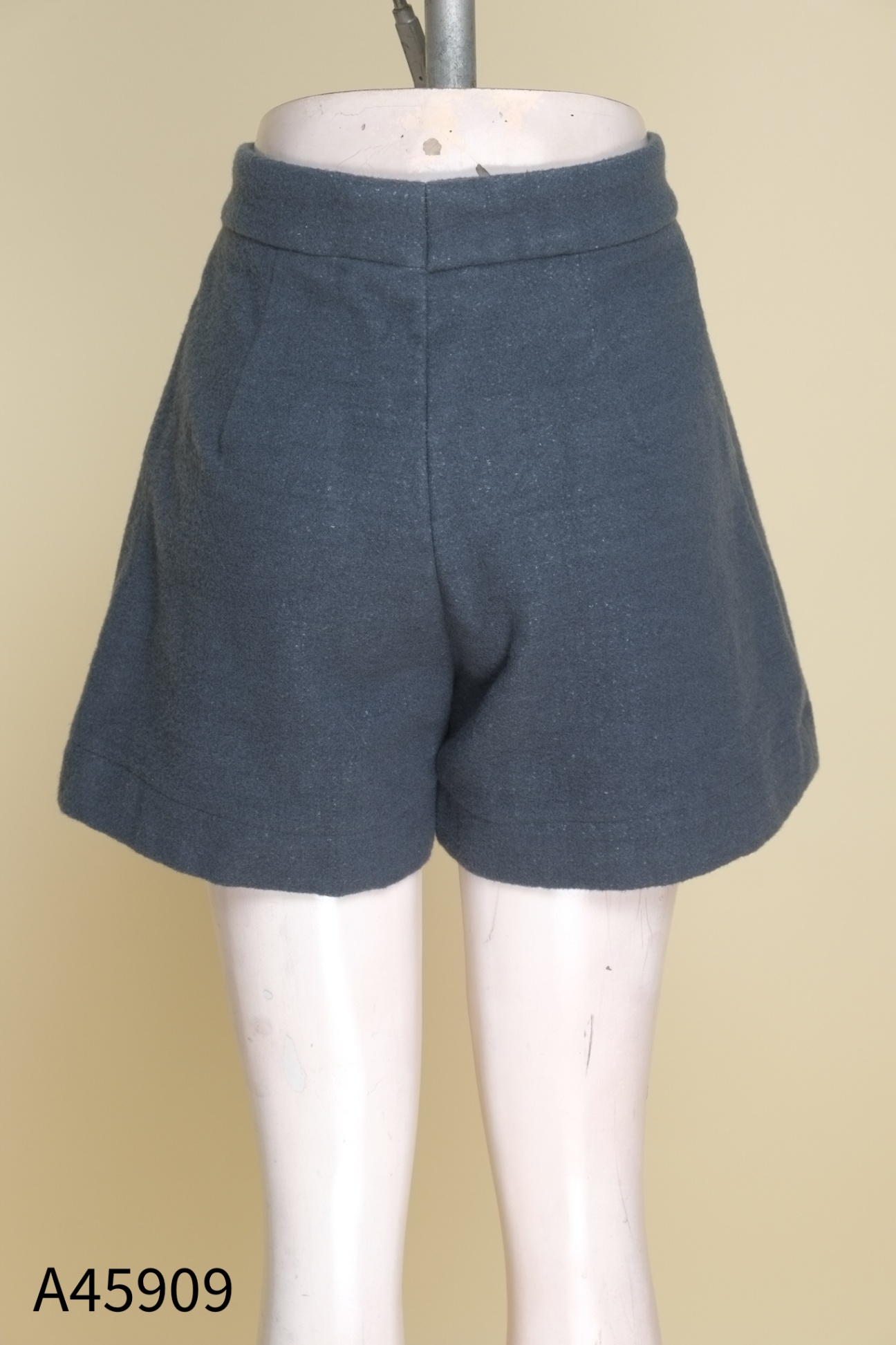 Quần short dạ xanh