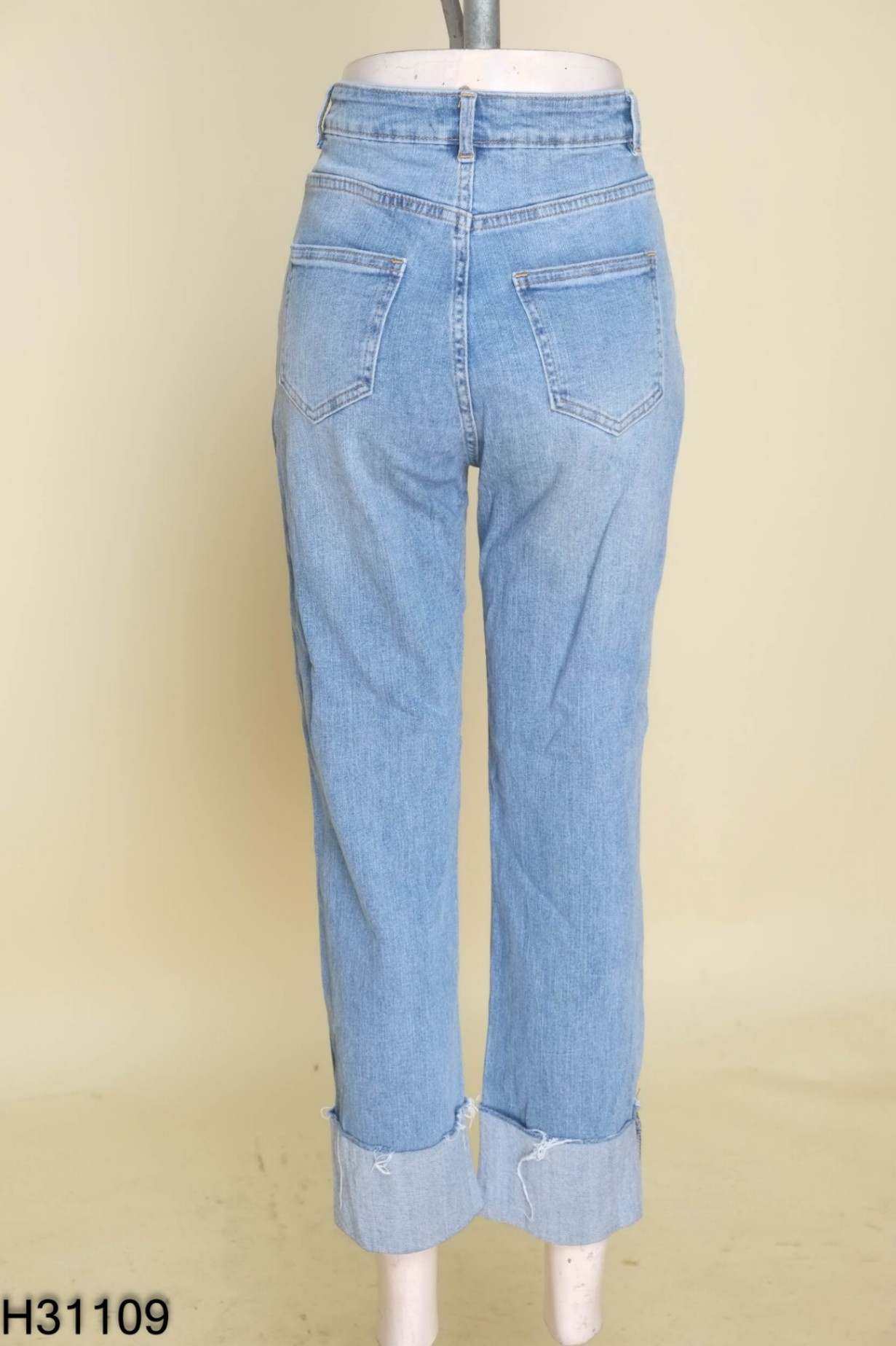 Quần jeans xanh xắn gấu