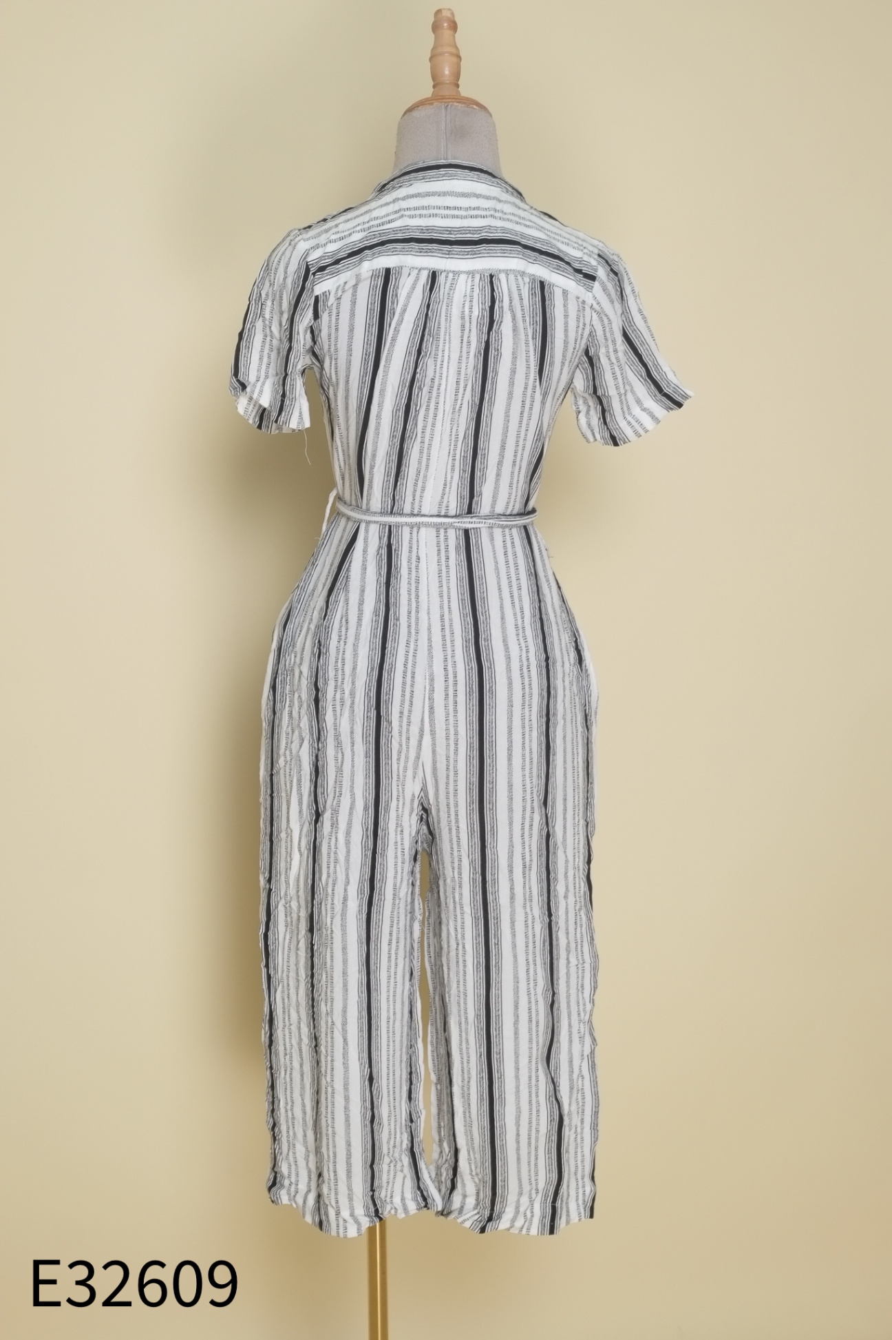 Jumpsuits trắng kẻ đen