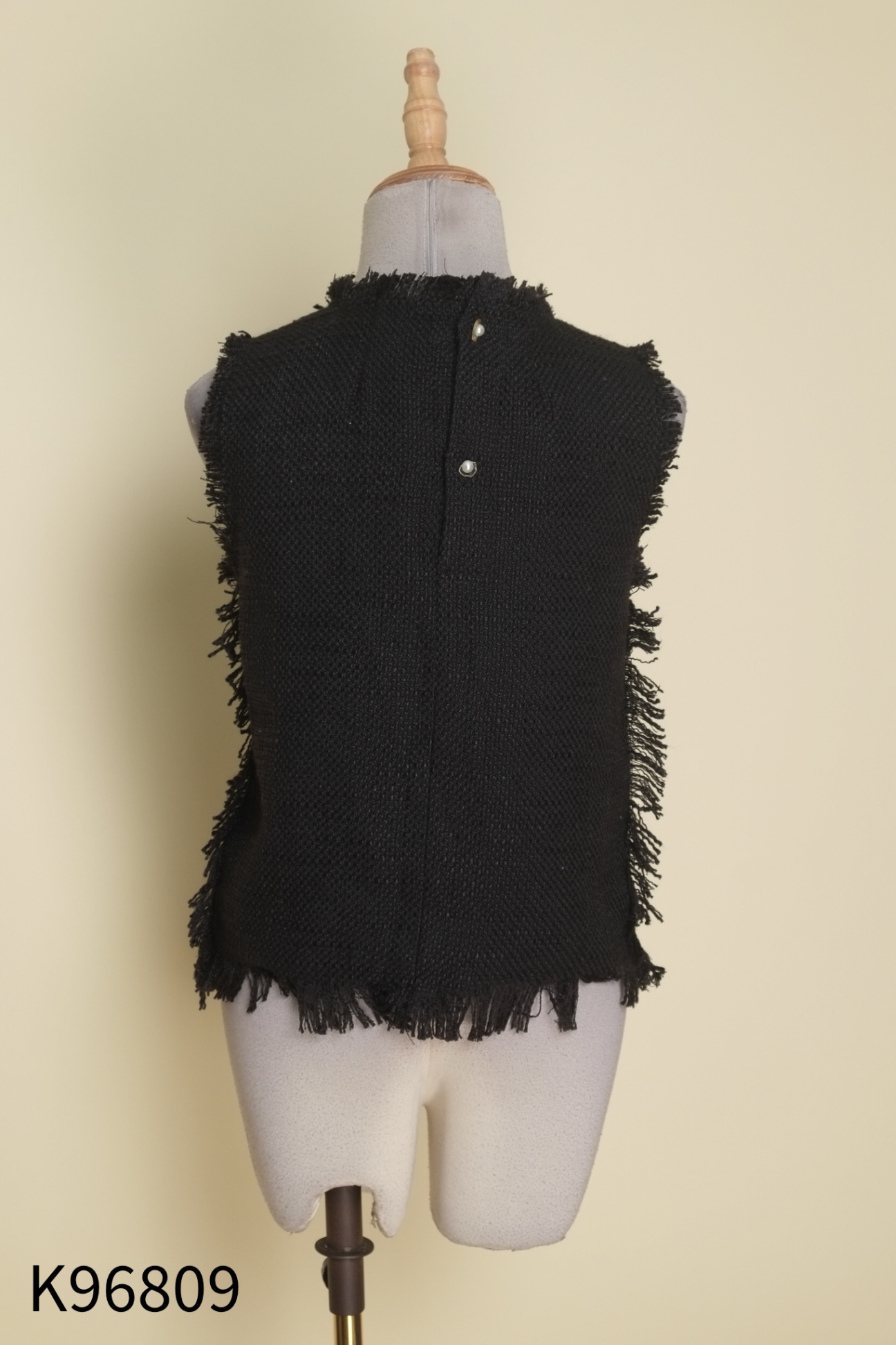 Áo dạ tweed đen sát nách