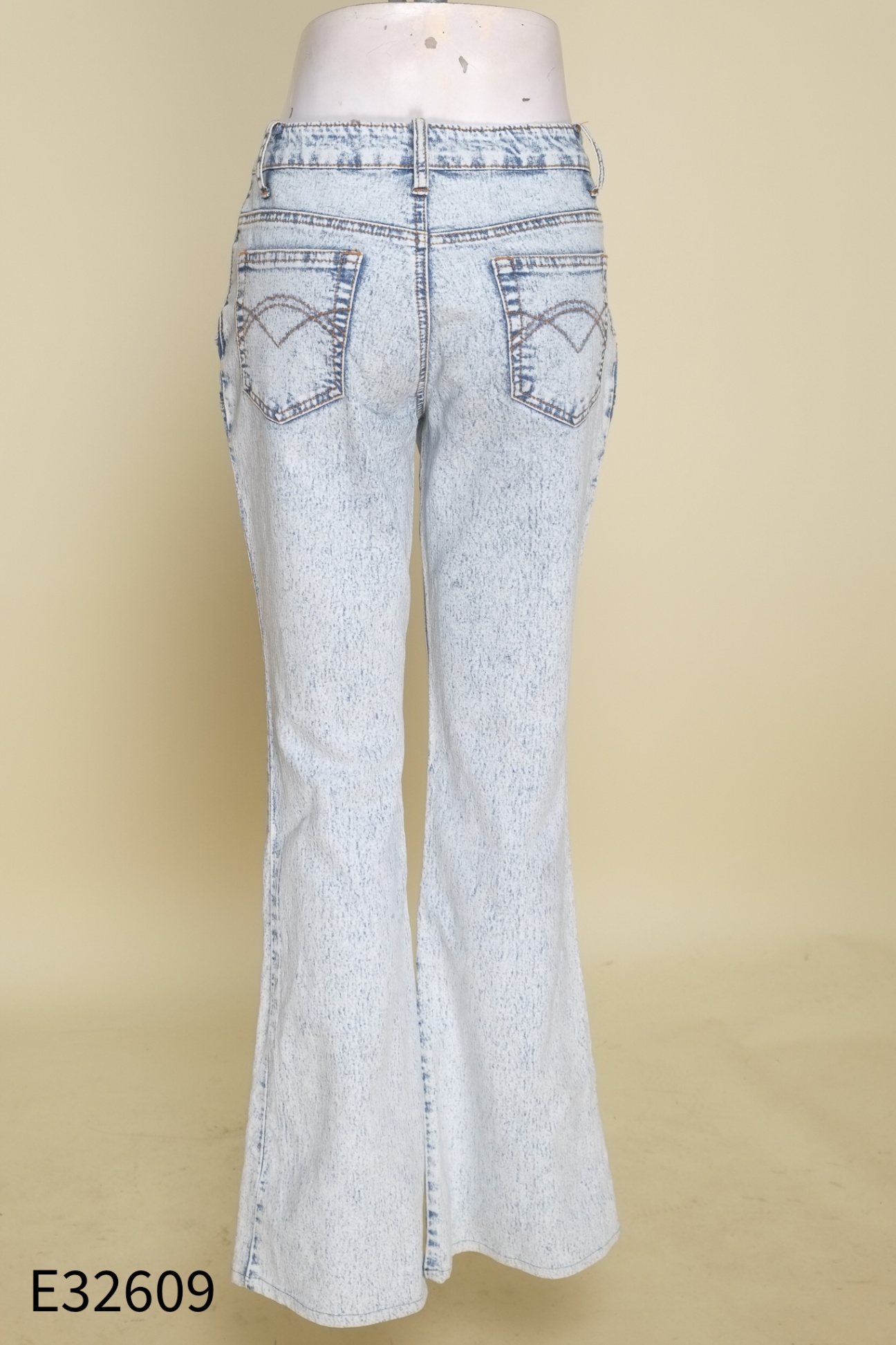 Quần jeans xanh loang ống loe