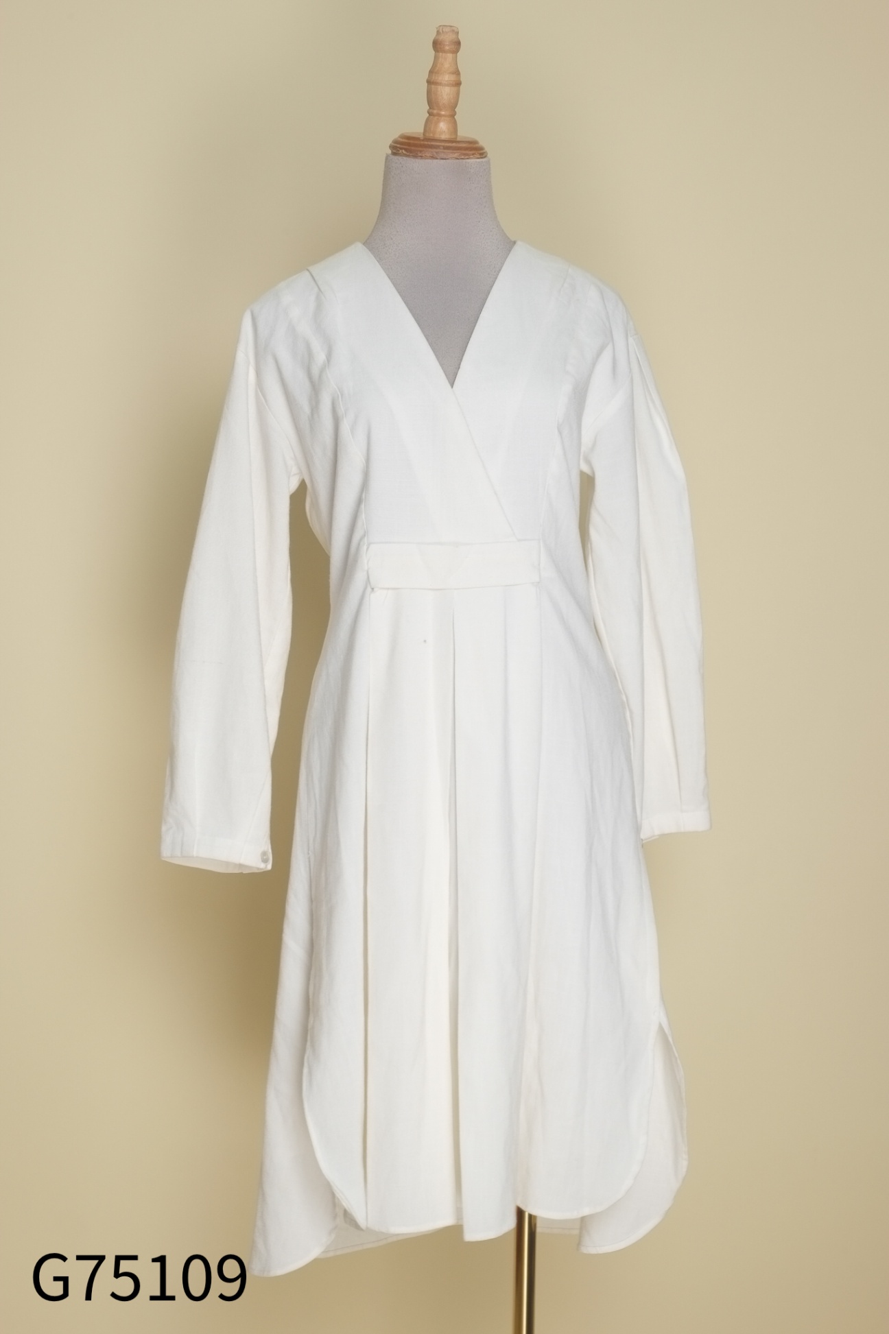 Váy MONO TALK linen trắng cổ V