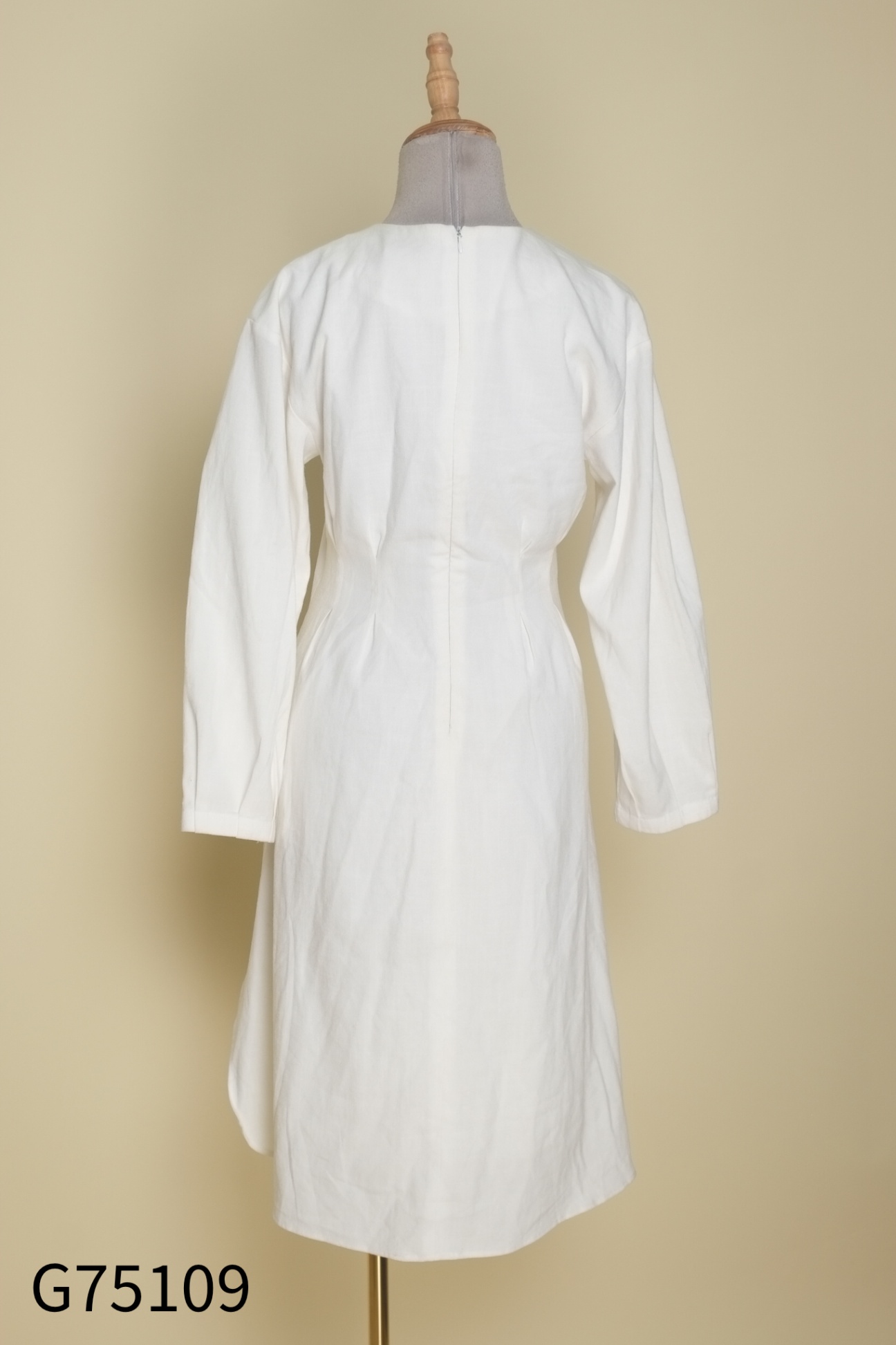 Váy MONO TALK linen trắng cổ V