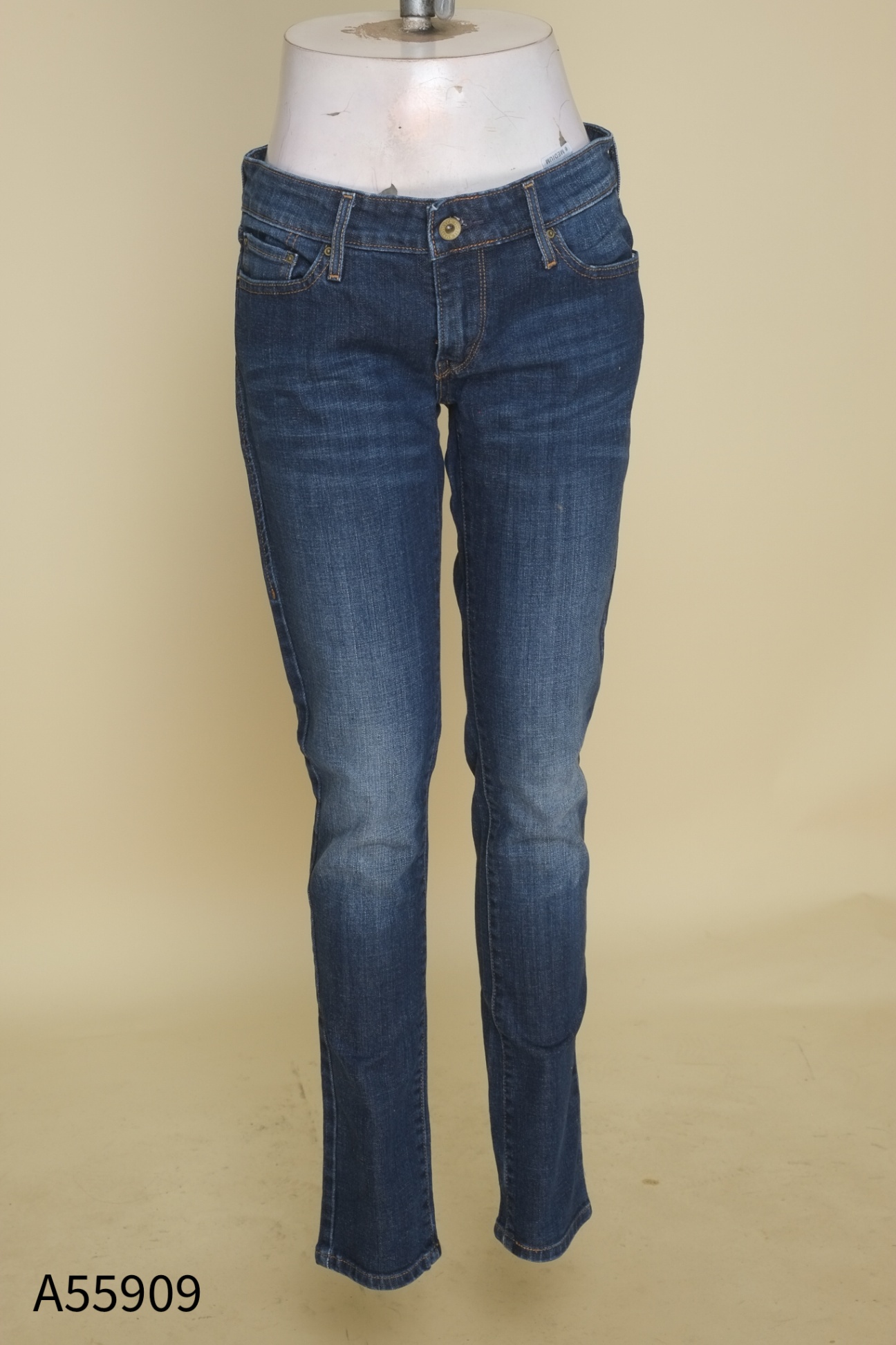 Quần jeans xanh trơn