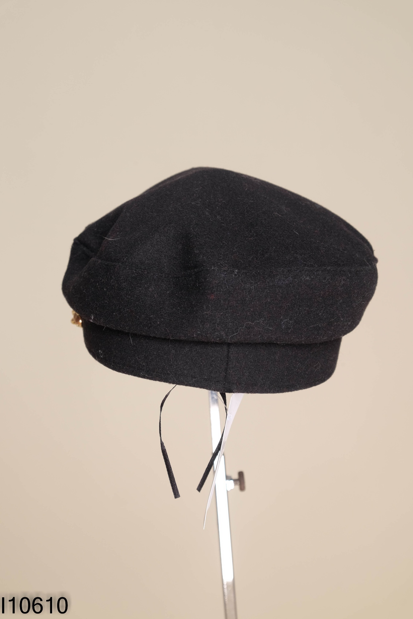 Mũ beret dạ đen xích vàng