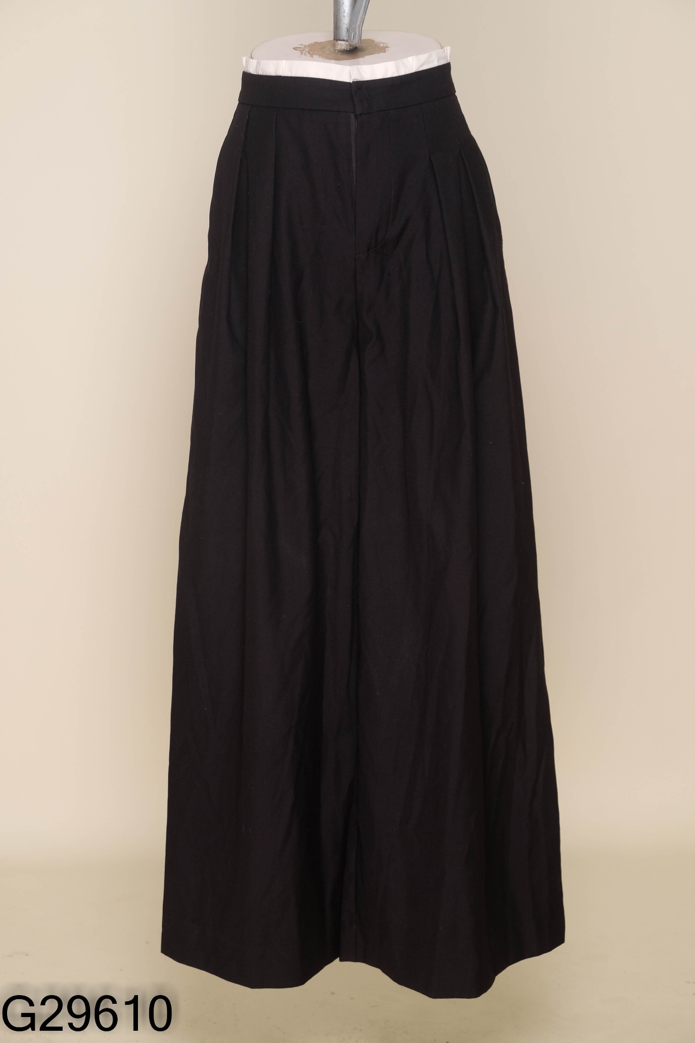 Quần culottes đen eo bèo trắng