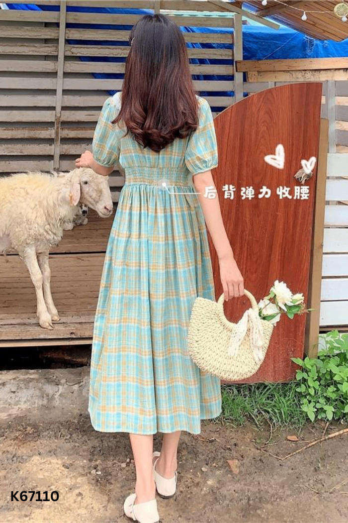 Váy xanh kẻ caro cổ sen