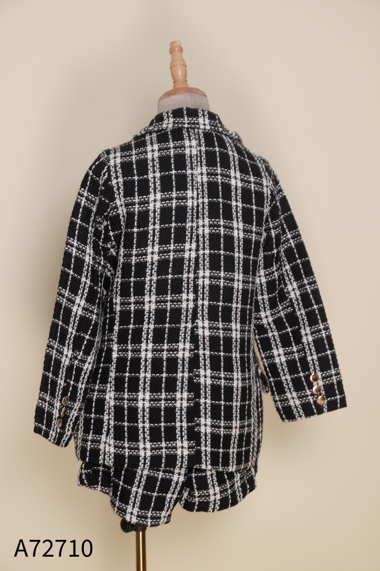 Set Áo dạ đen kẻ trắng cúc vàng + quần shorts