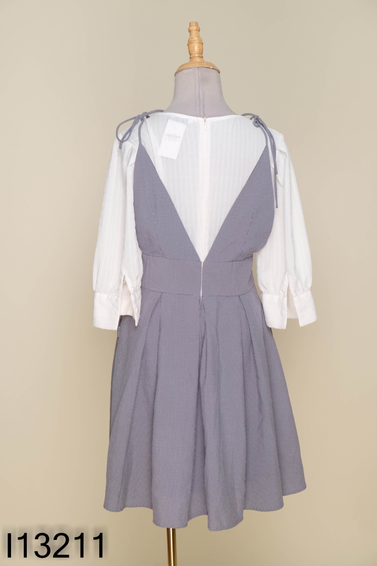 Váy 92 WEAR trắng phối yếm caro đen