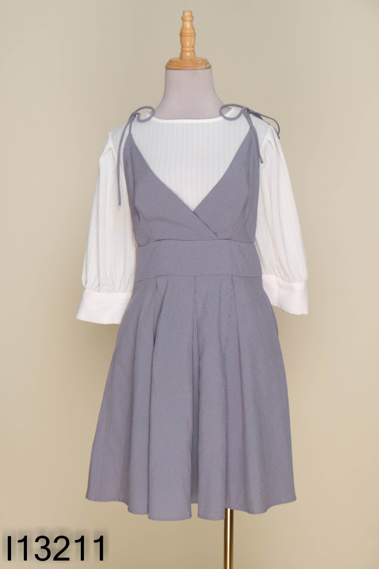 Váy 92 WEAR trắng phối yếm caro đen