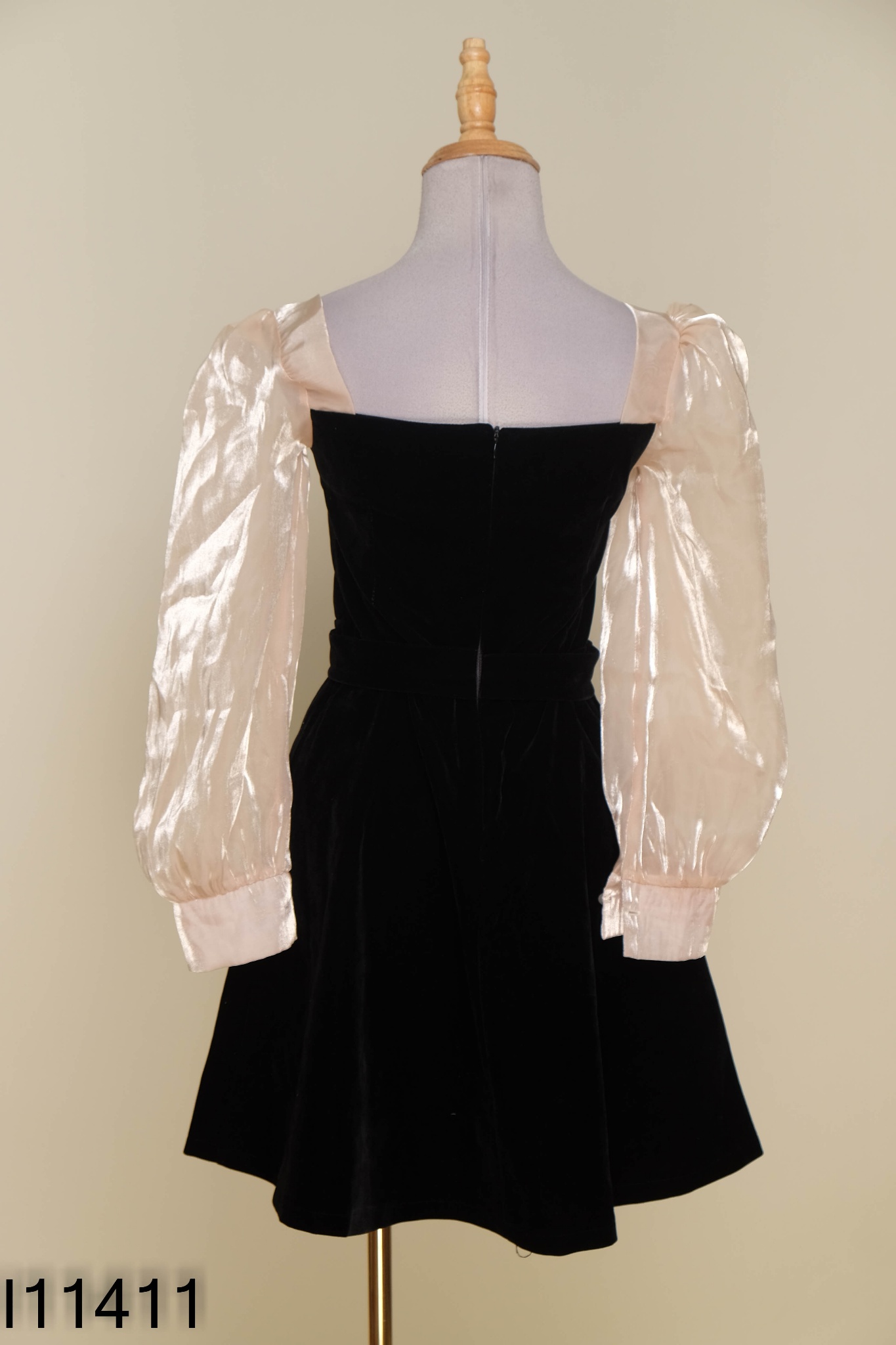Váy MONOCO nhung đen tay organza be