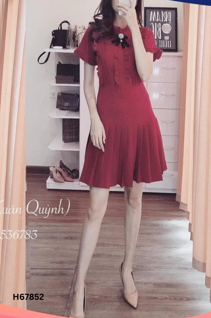 Váy đỏ đính nơ đen