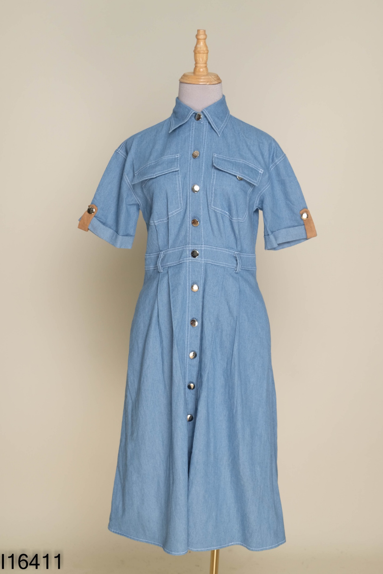 Váy jeans xanh cúc vàng