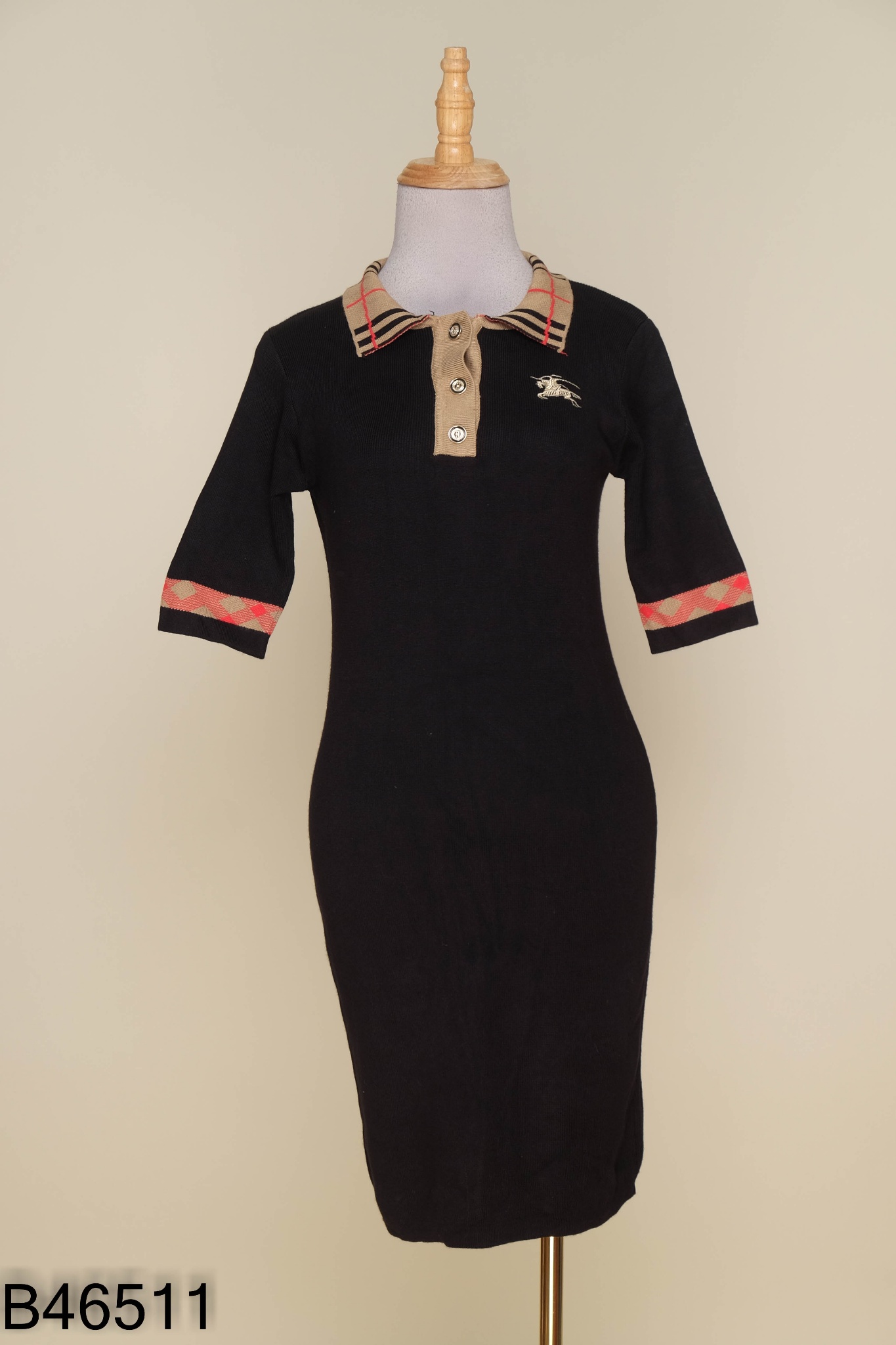 Váy polo len đen cổ be