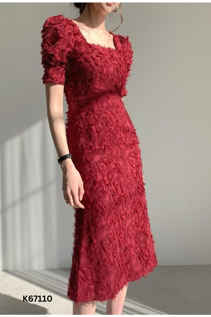 Váy đỏ lông cổ vuông