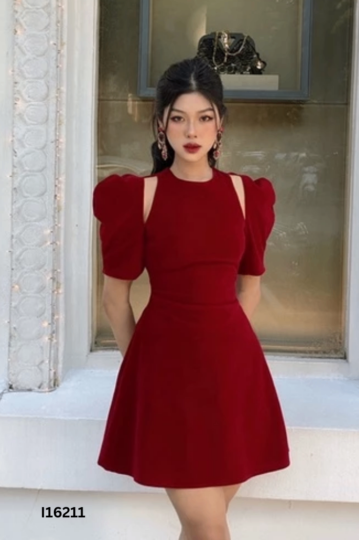 Váy nhung đỏ khoét vai