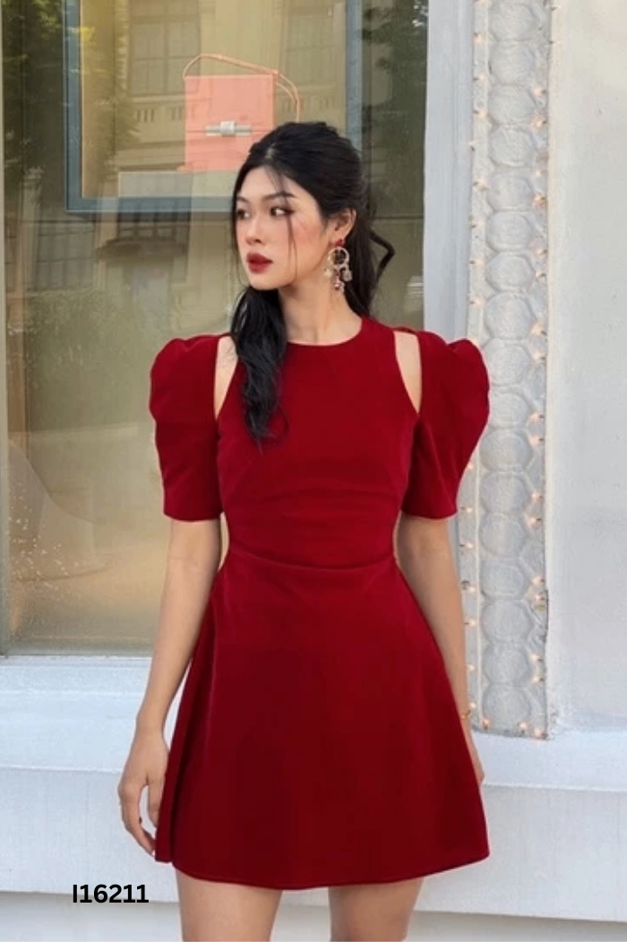 Váy nhung đỏ khoét vai
