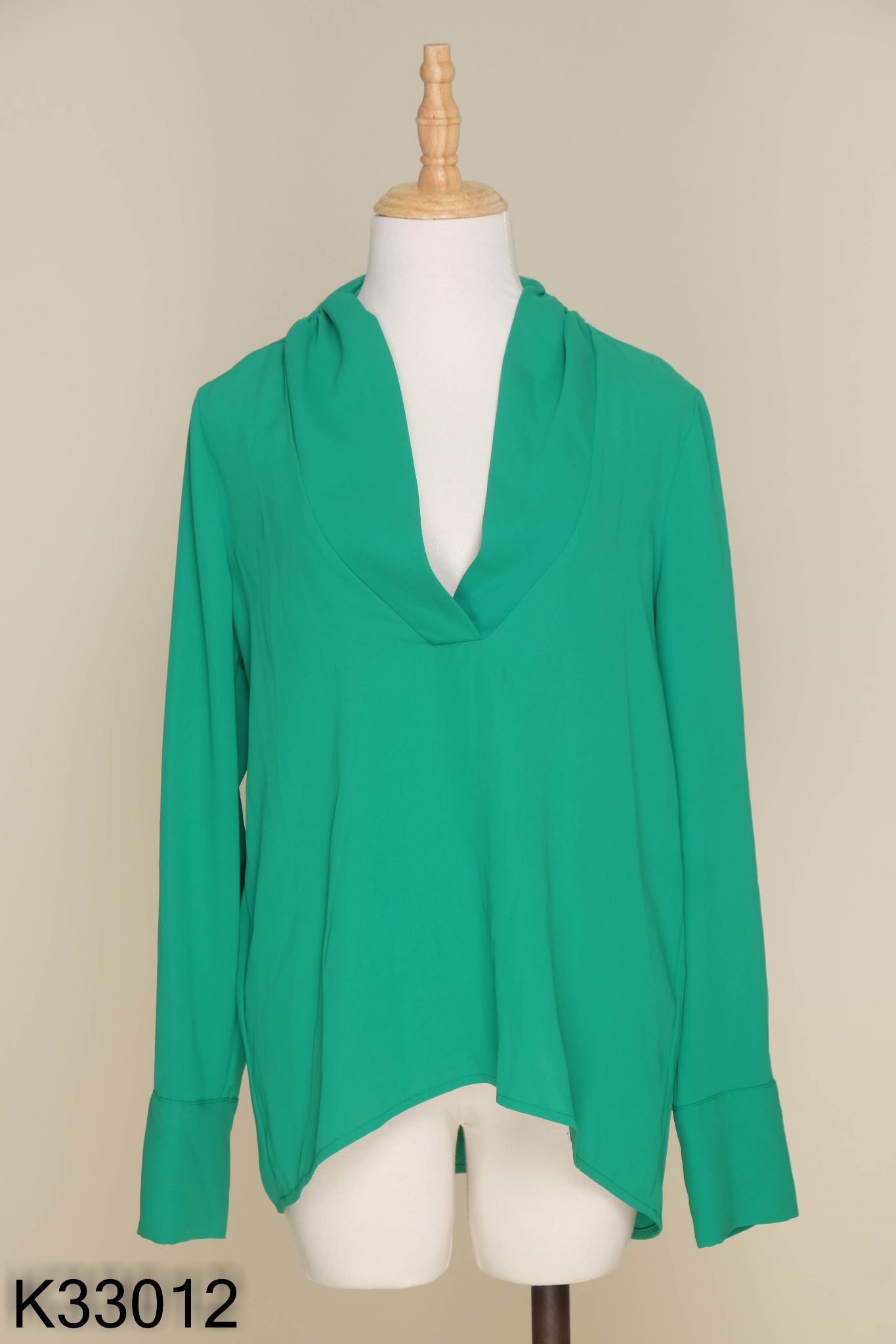 Áo xanh ZARA cổ V