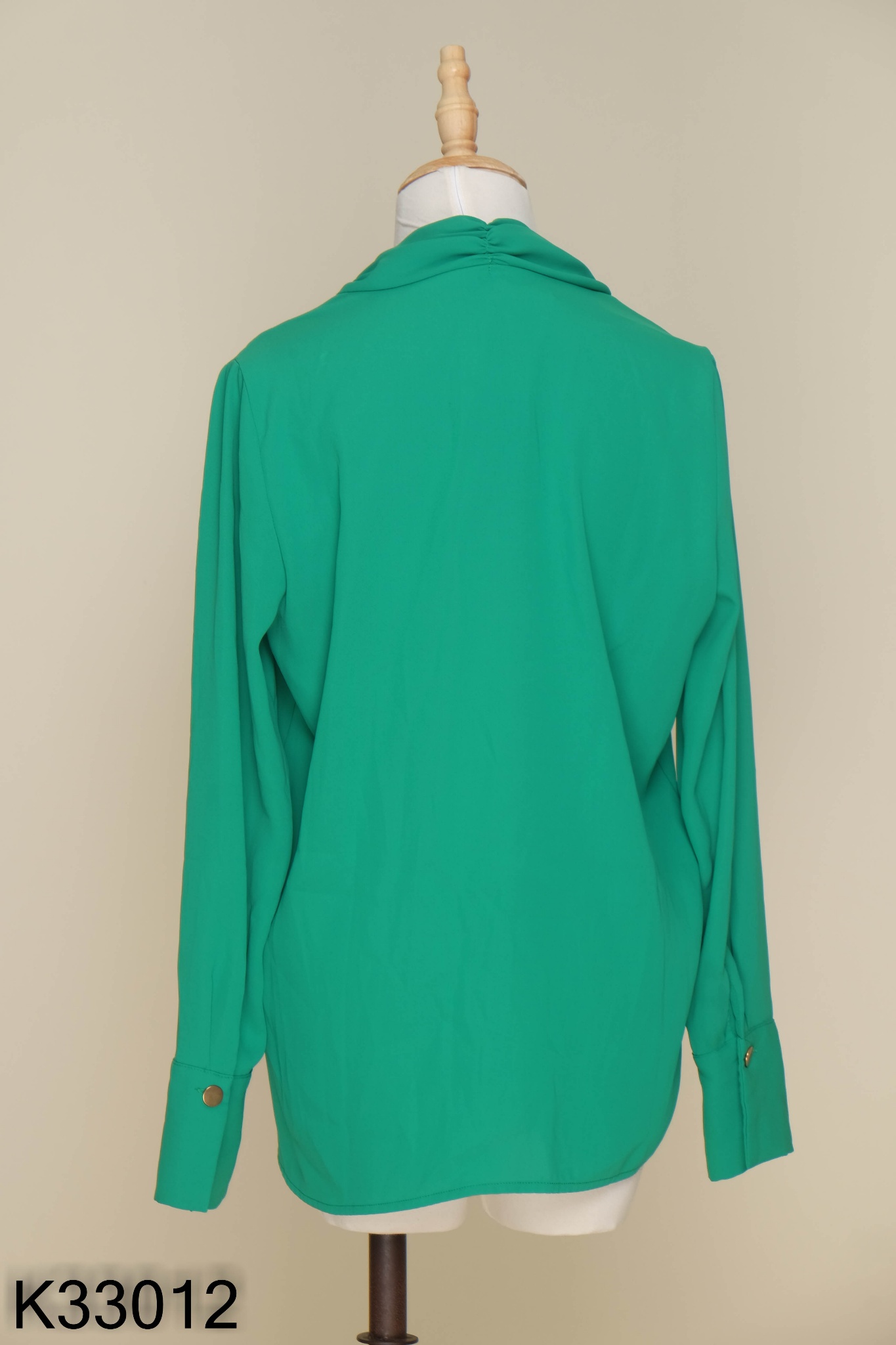 Áo xanh ZARA cổ V