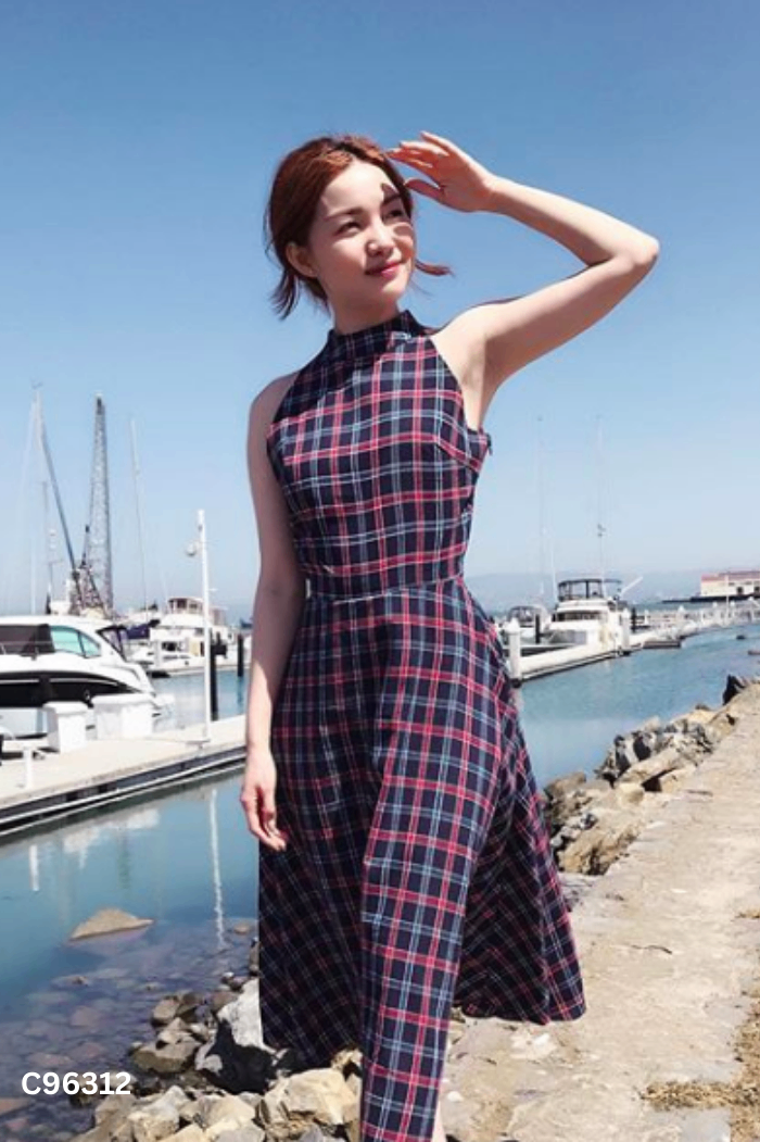 Váy xanh kẻ khoét lưng