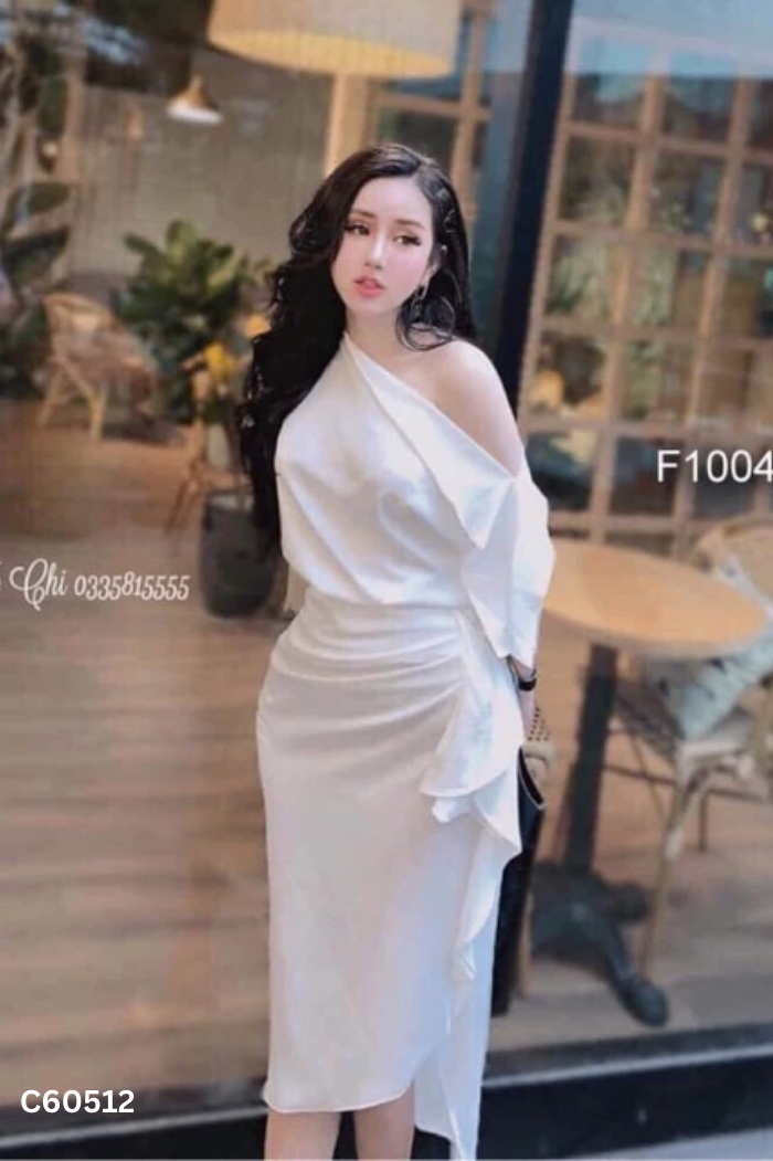Váy lụa trắng lệch vai