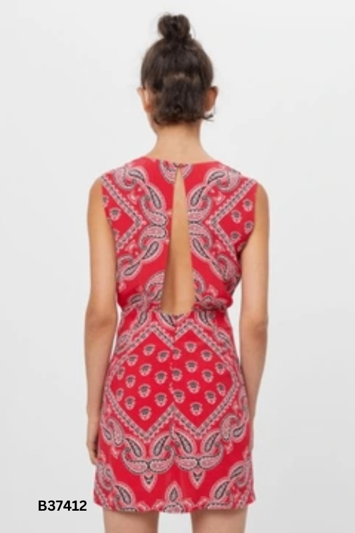 Váy BERSHKA đỏ họa tiết