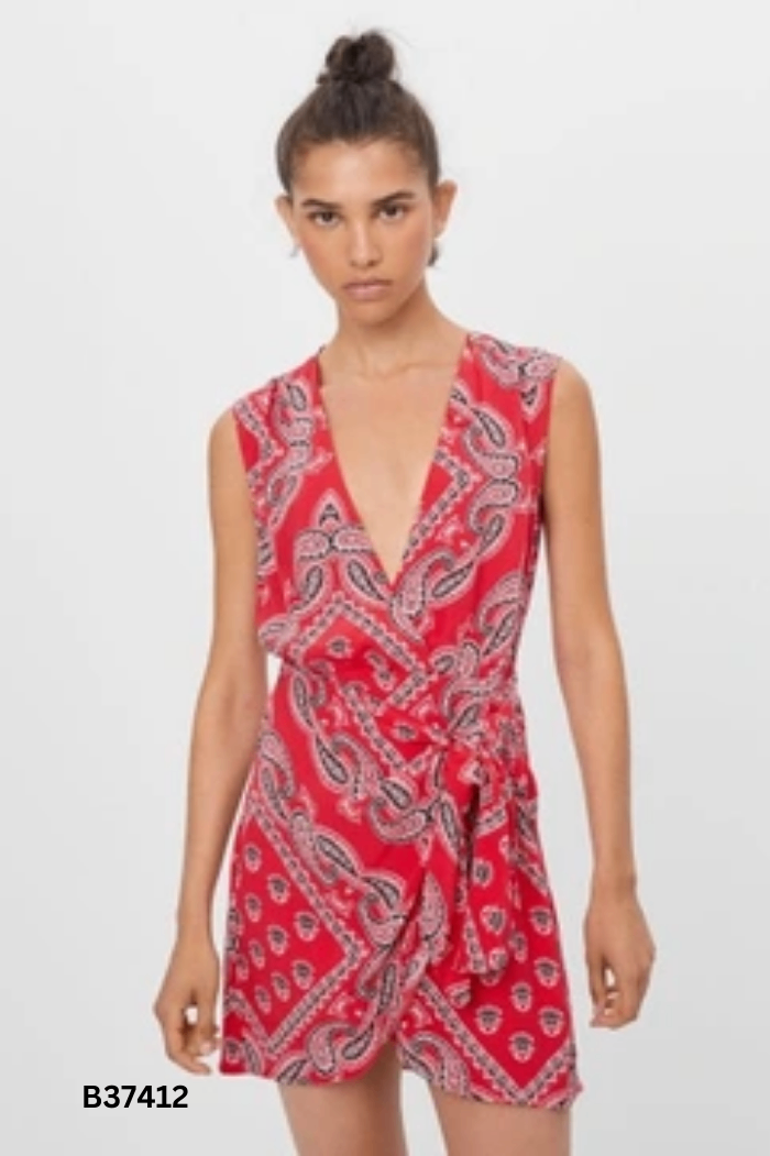 Váy BERSHKA đỏ họa tiết
