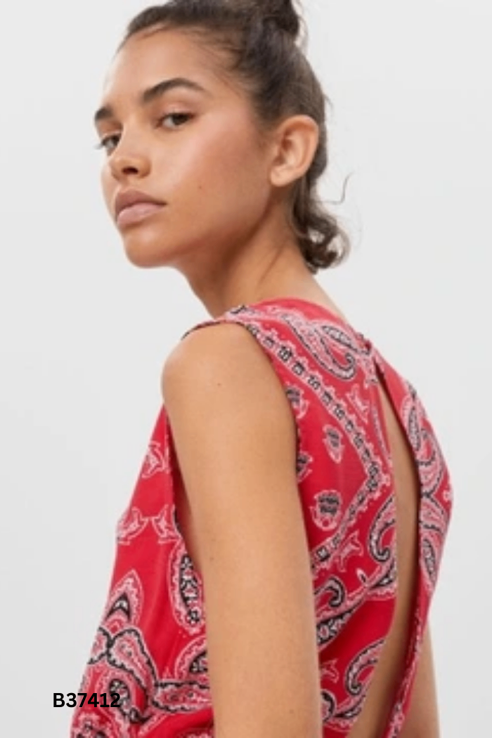 Váy BERSHKA đỏ họa tiết