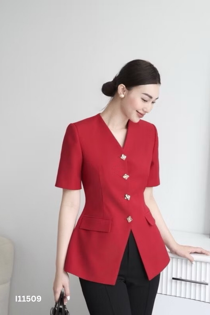 Áo kiểu đỏ khuy trái tim vàng