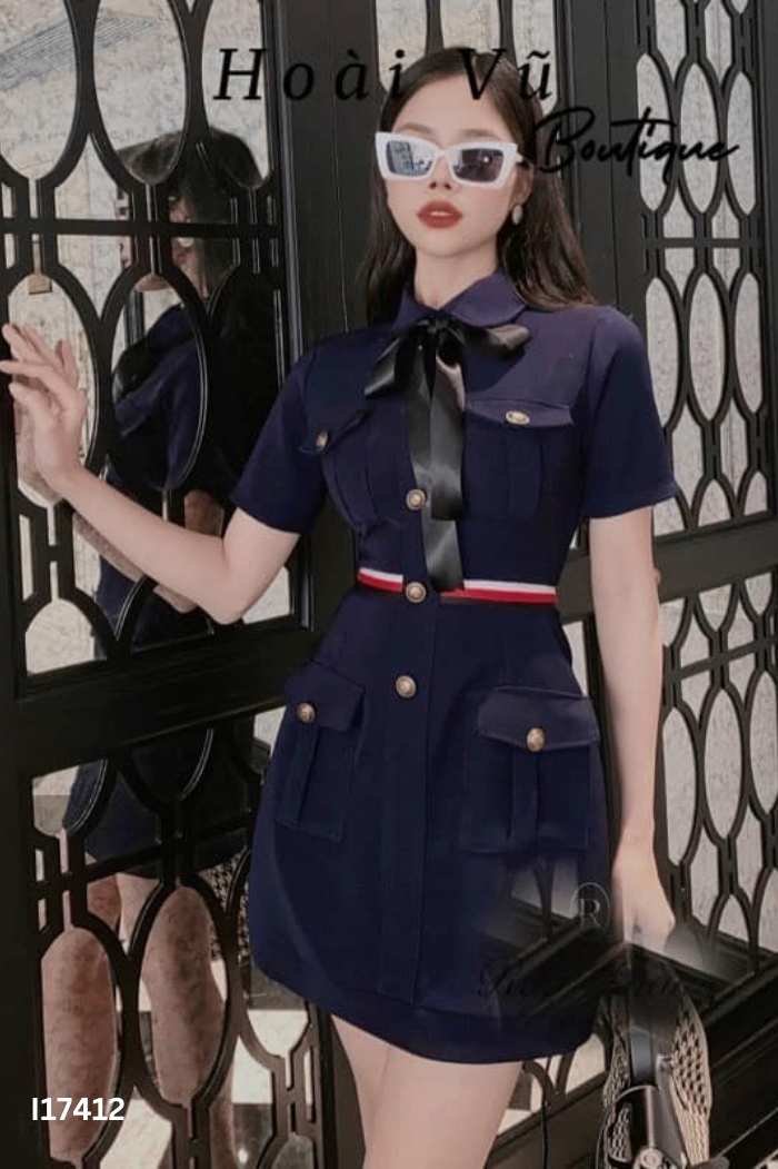 Váy xanh than viền đỏ trắng