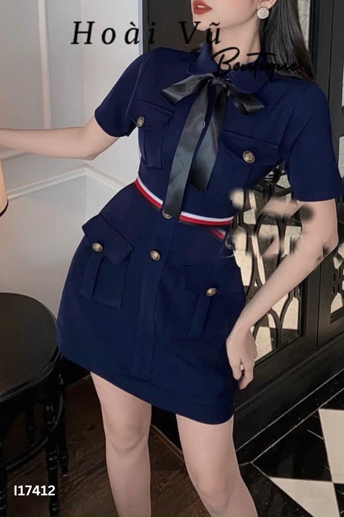 Váy xanh than viền đỏ trắng