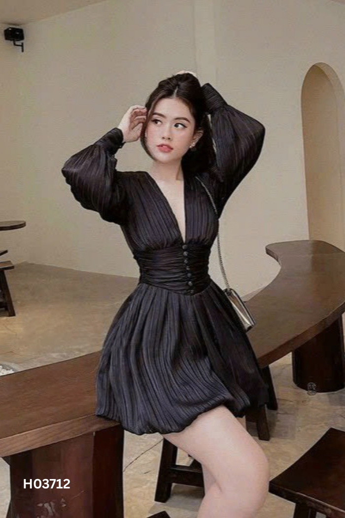 Váy nhỡ đen trơn cổ V