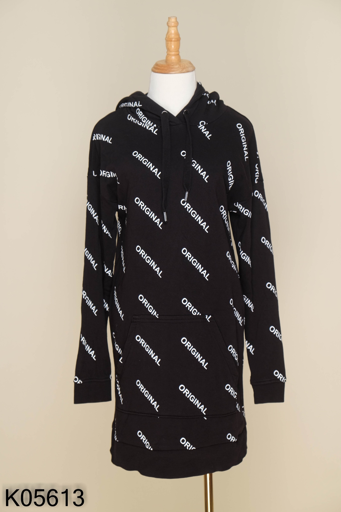 Váy hoodie HM đen chữ trắng