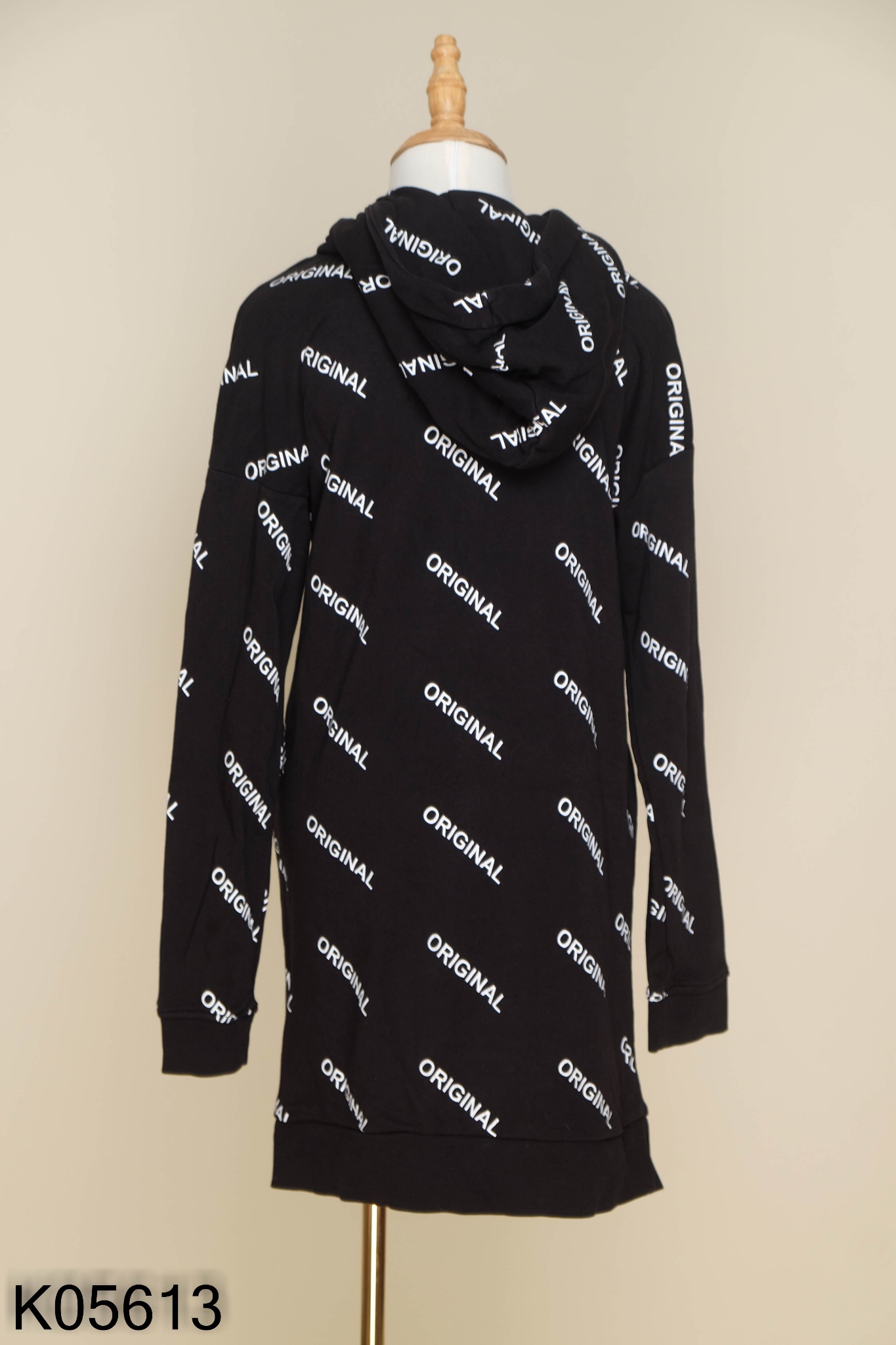 Váy hoodie HM đen chữ trắng